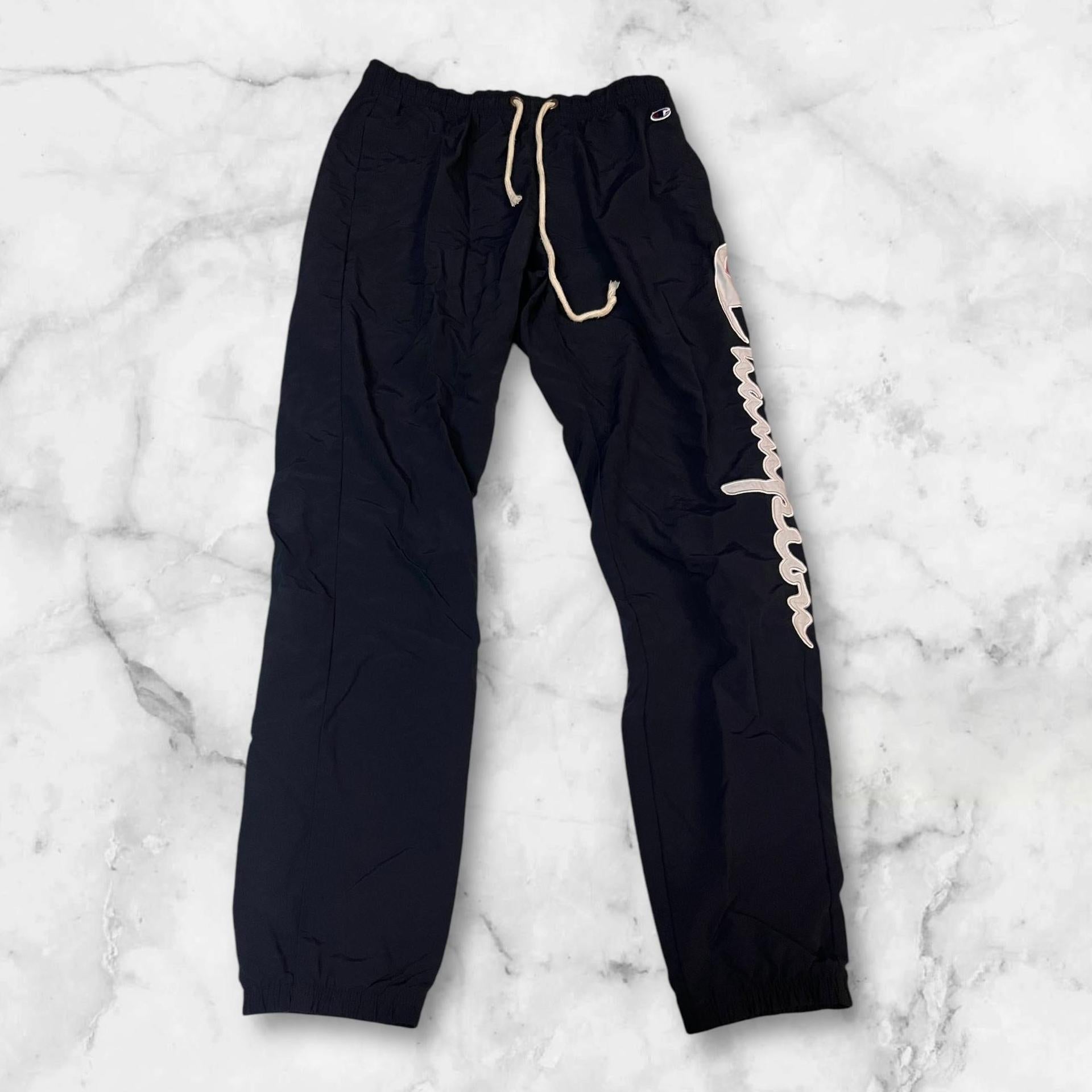 Entdecke unsere Vintage Track Pants von Nike und anderen Marken, erhältlich bei Valuxery.de - Dein Shop für trendige Vintage - Kleidung. Unsere Track Pants sind aus hochwertigen Materialien und