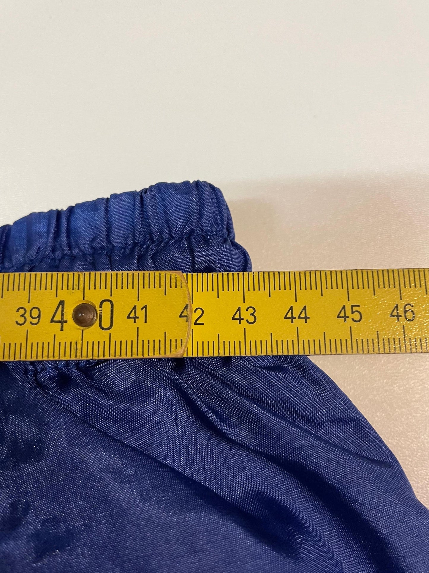 Entdecke unsere Vintage Track Pants von Nike und anderen Marken, erhältlich bei Valuxery.de - Dein Shop für trendige Vintage - Kleidung. Unsere Track Pants sind aus hochwertigen Materialien und