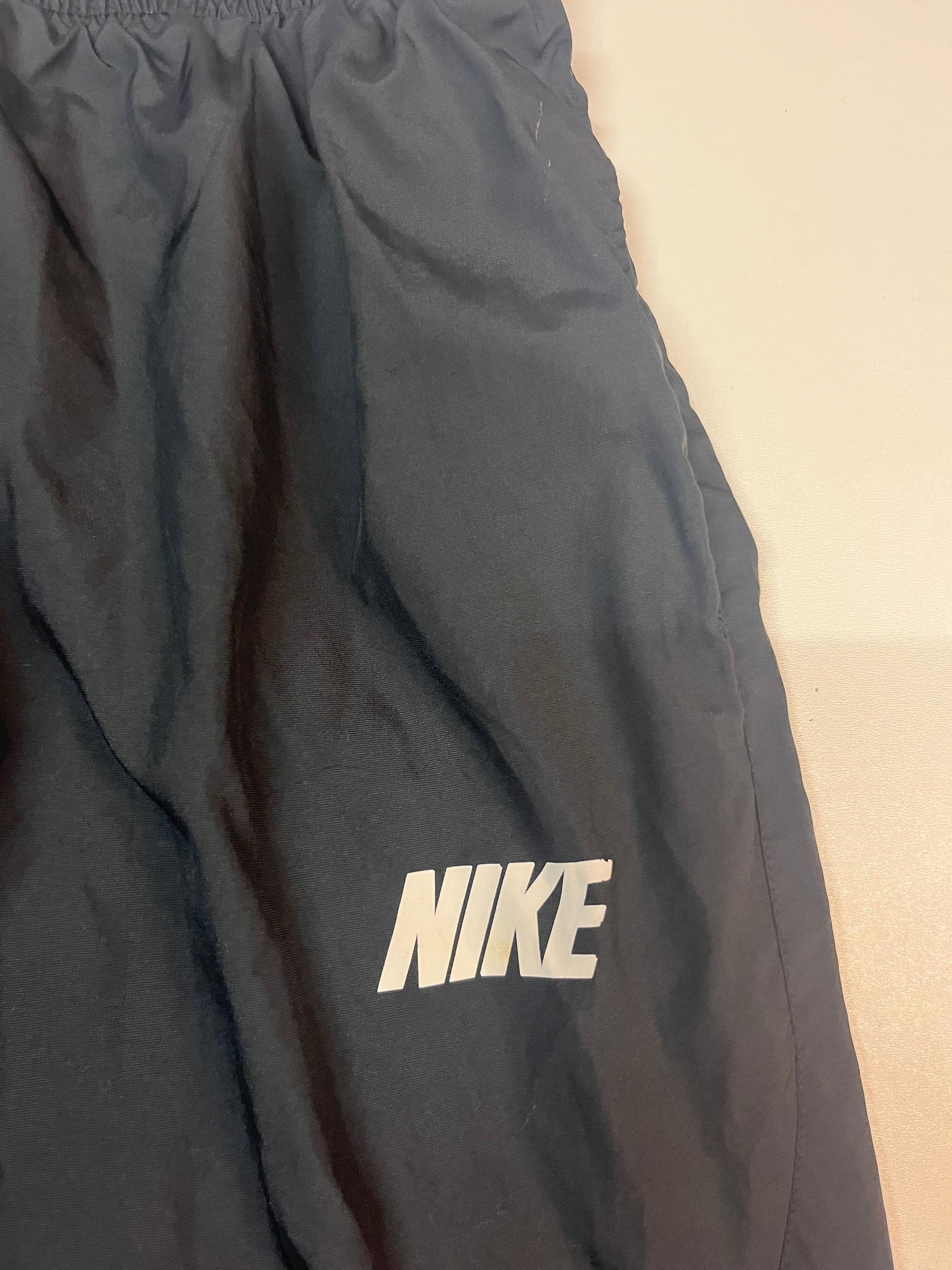 Entdecke unsere Vintage Track Pants von Nike und anderen Marken, erhältlich bei Valuxery.de - Dein Shop für trendige Vintage - Kleidung. Unsere Track Pants sind aus hochwertigen Materialien und