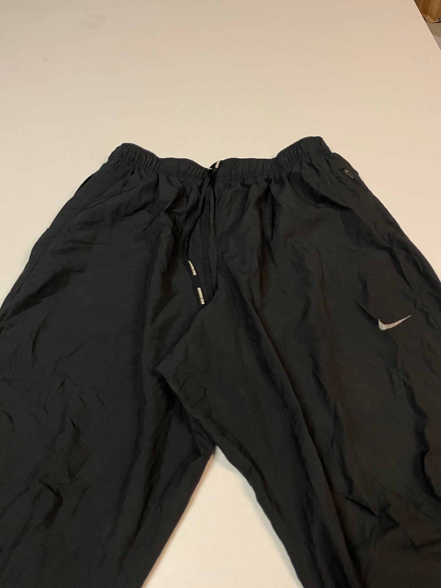 Entdecke unsere Vintage Track Pants von Nike und anderen Marken, erhältlich bei Valuxery.de - Dein Shop für trendige Vintage - Kleidung. Unsere Track Pants sind aus hochwertigen Materialien und