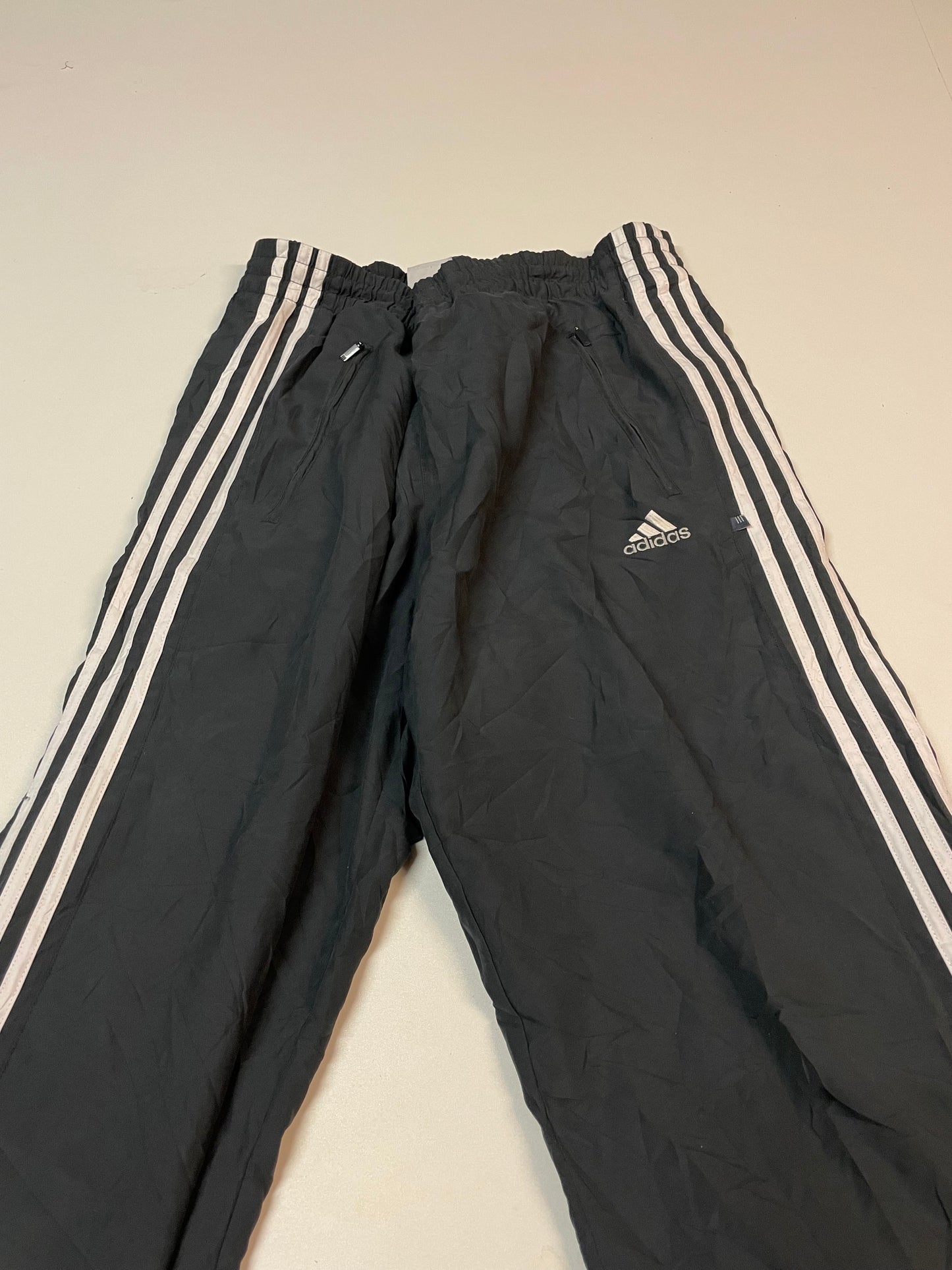 Entdecke unsere Vintage Track Pants von Nike und anderen Marken, erhältlich bei Valuxery.de - Dein Shop für trendige Vintage - Kleidung. Unsere Track Pants sind aus hochwertigen Materialien und