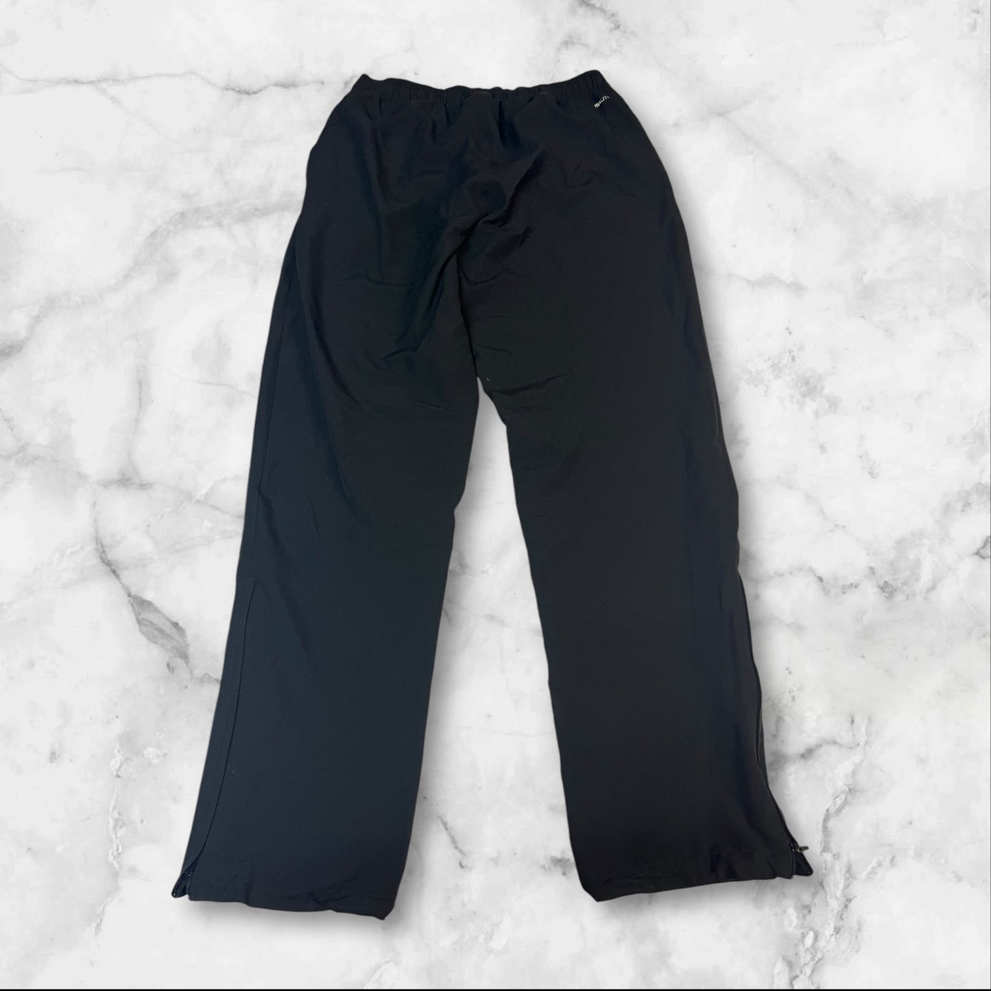 Entdecke unsere Vintage Track Pants von Nike und anderen Marken, erhältlich bei Valuxery.de - Dein Shop für trendige Vintage - Kleidung. Unsere Track Pants sind aus hochwertigen Materialien und