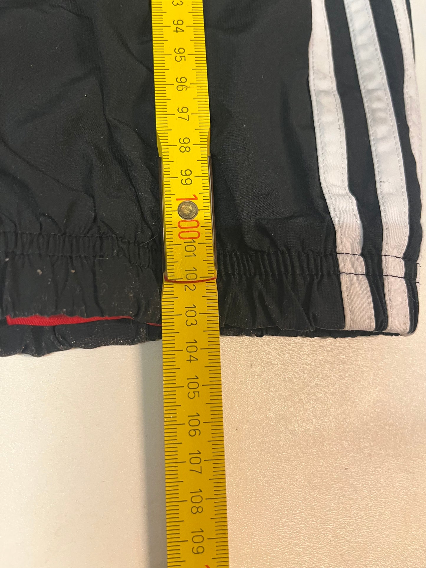 Entdecke unsere Vintage Track Pants von Nike und anderen Marken, erhältlich bei Valuxery.de - Dein Shop für trendige Vintage - Kleidung. Unsere Track Pants sind aus hochwertigen Materialien und