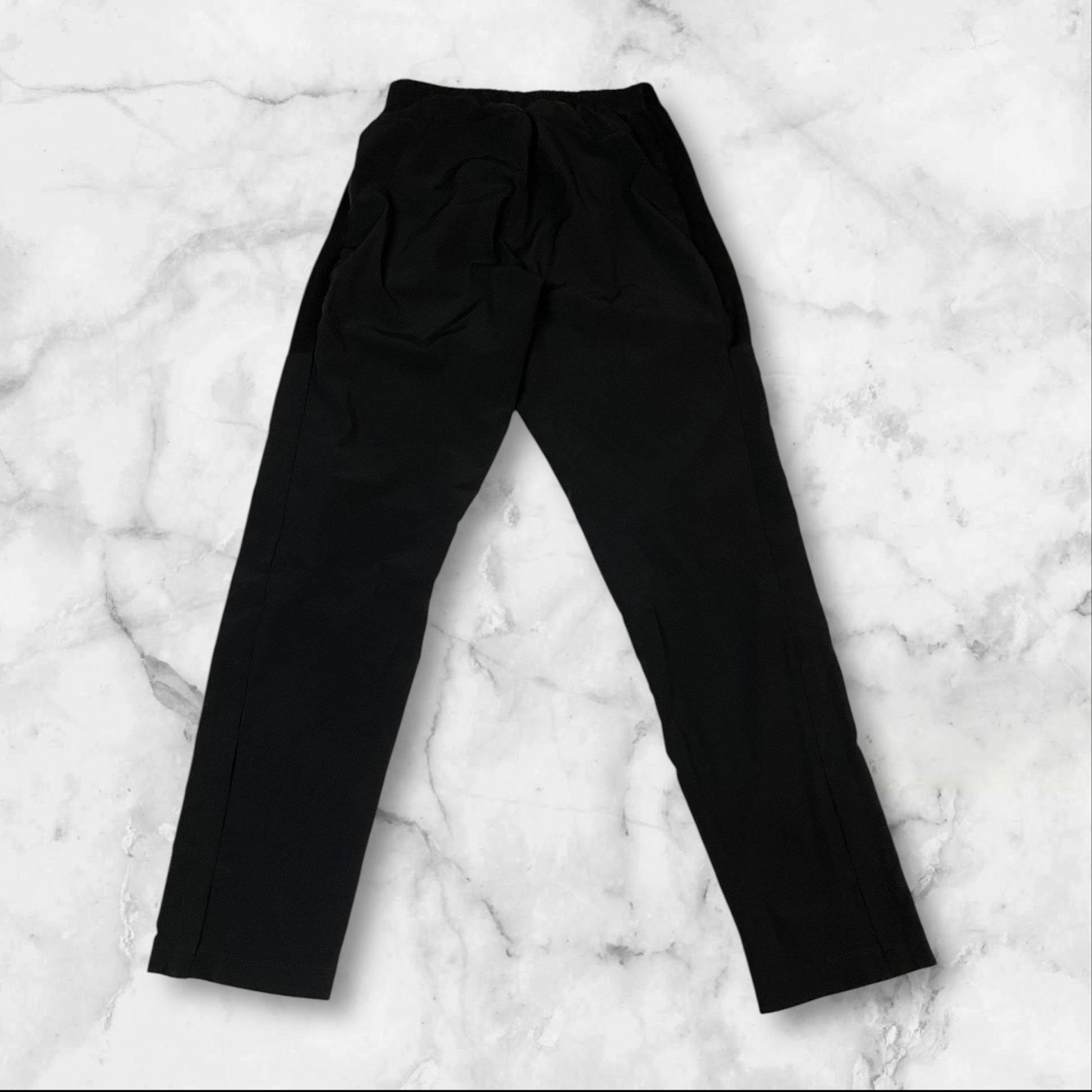 Entdecke unsere Vintage Track Pants von Nike und anderen Marken, erhältlich bei Valuxery.de - Dein Shop für trendige Vintage - Kleidung. Unsere Track Pants sind aus hochwertigen Materialien und