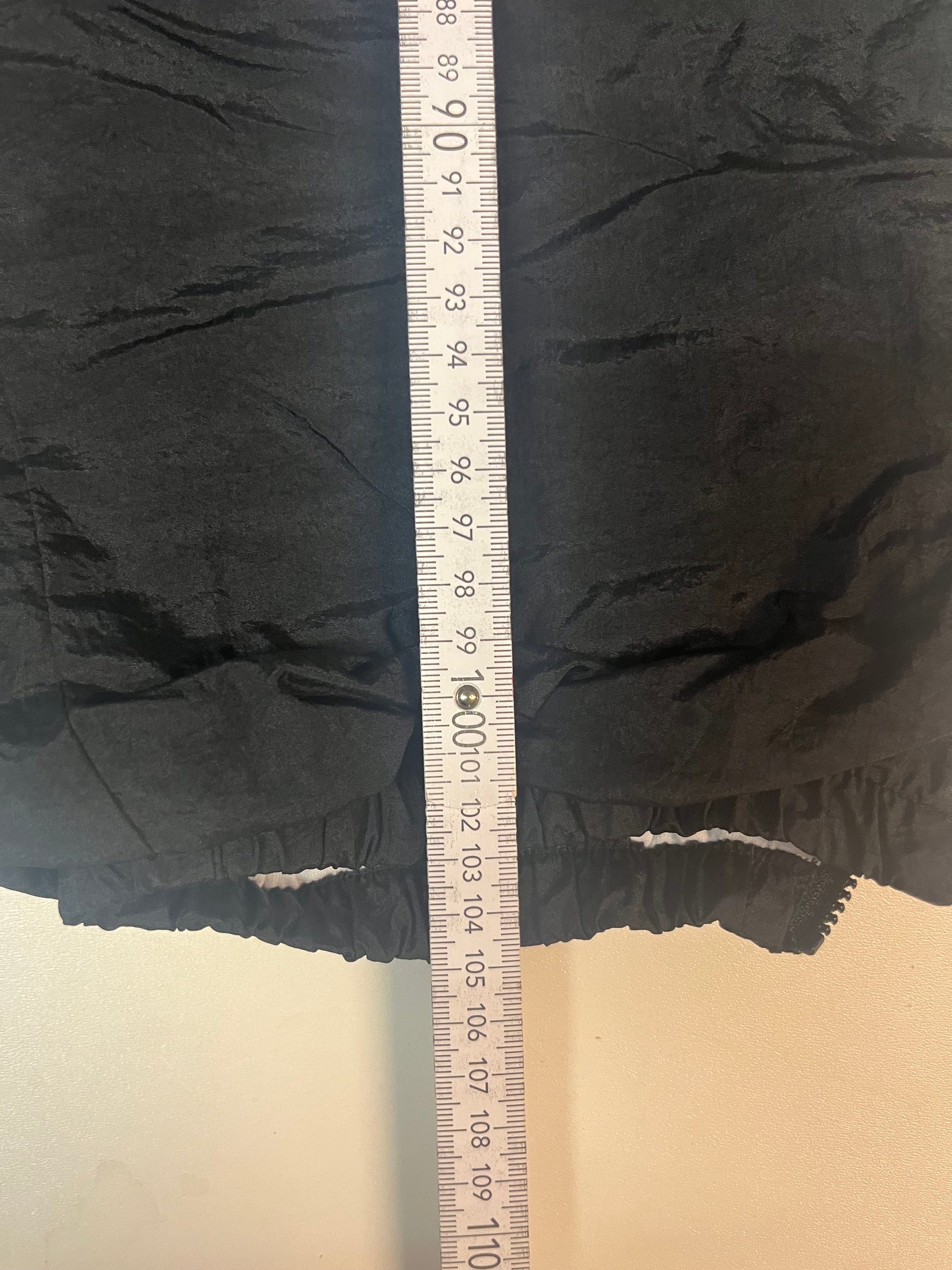 Entdecke unsere Vintage Track Pants von Nike und anderen Marken, erhältlich bei Valuxery.de - Dein Shop für trendige Vintage - Kleidung. Unsere Track Pants sind aus hochwertigen Materialien und