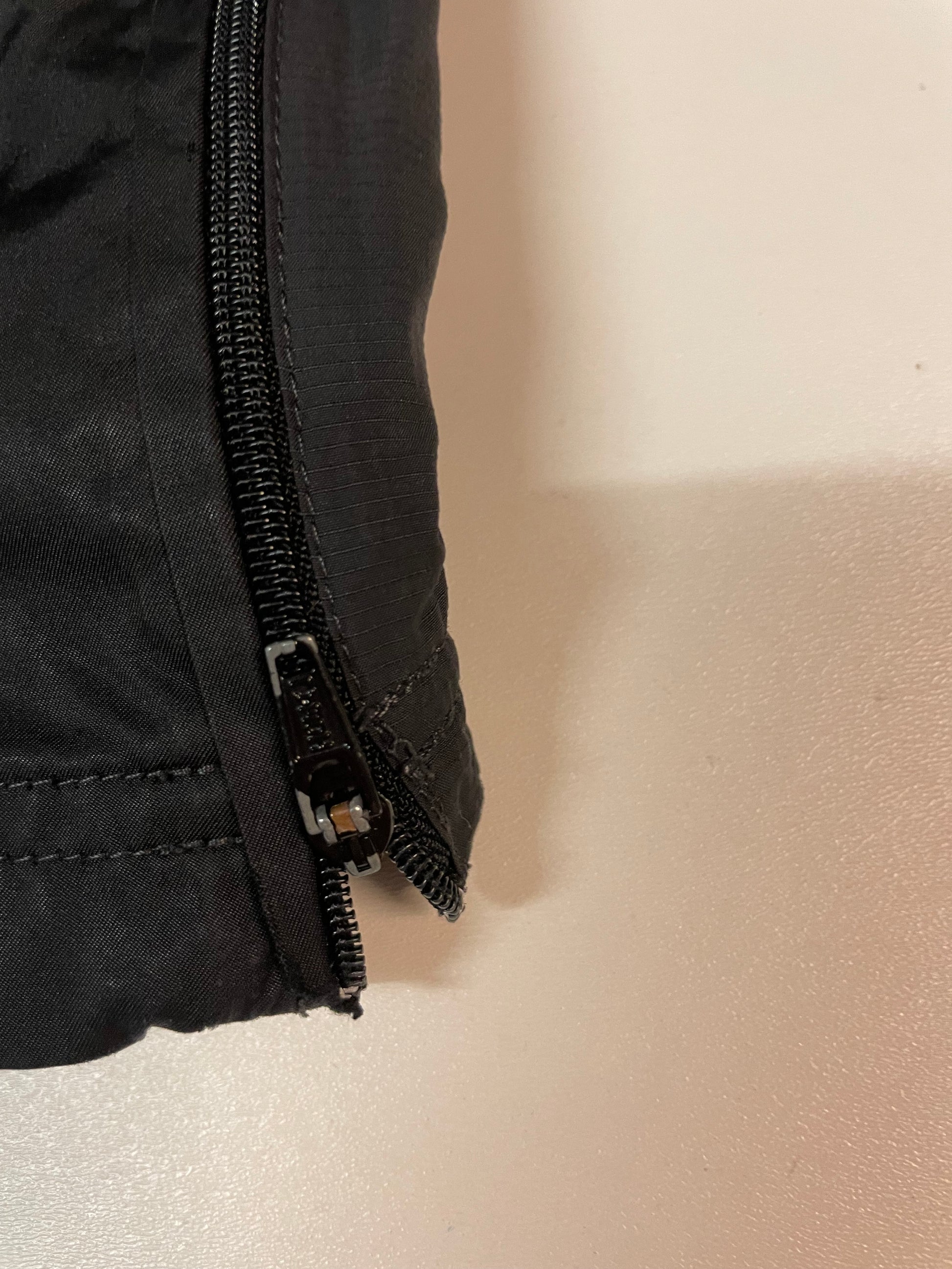 Entdecke unsere Vintage Track Pants von Nike und anderen Marken, erhältlich bei Valuxery.de - Dein Shop für trendige Vintage - Kleidung. Unsere Track Pants sind aus hochwertigen Materialien und