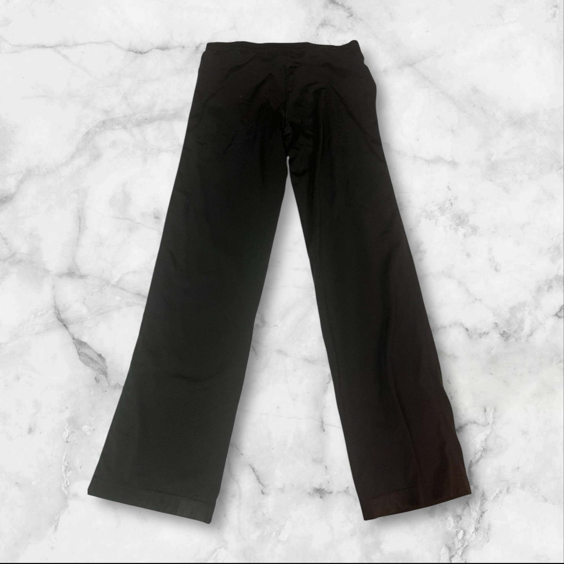 Entdecke unsere Vintage Track Pants von Nike und anderen Marken, erhältlich bei Valuxery.de - Dein Shop für trendige Vintage - Kleidung. Unsere Track Pants sind aus hochwertigen Materialien und