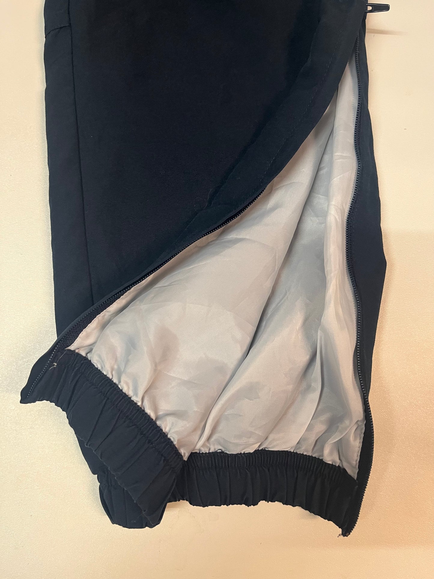Entdecke unsere Vintage Track Pants von Nike und anderen Marken, erhältlich bei Valuxery.de - Dein Shop für trendige Vintage - Kleidung. Unsere Track Pants sind aus hochwertigen Materialien und