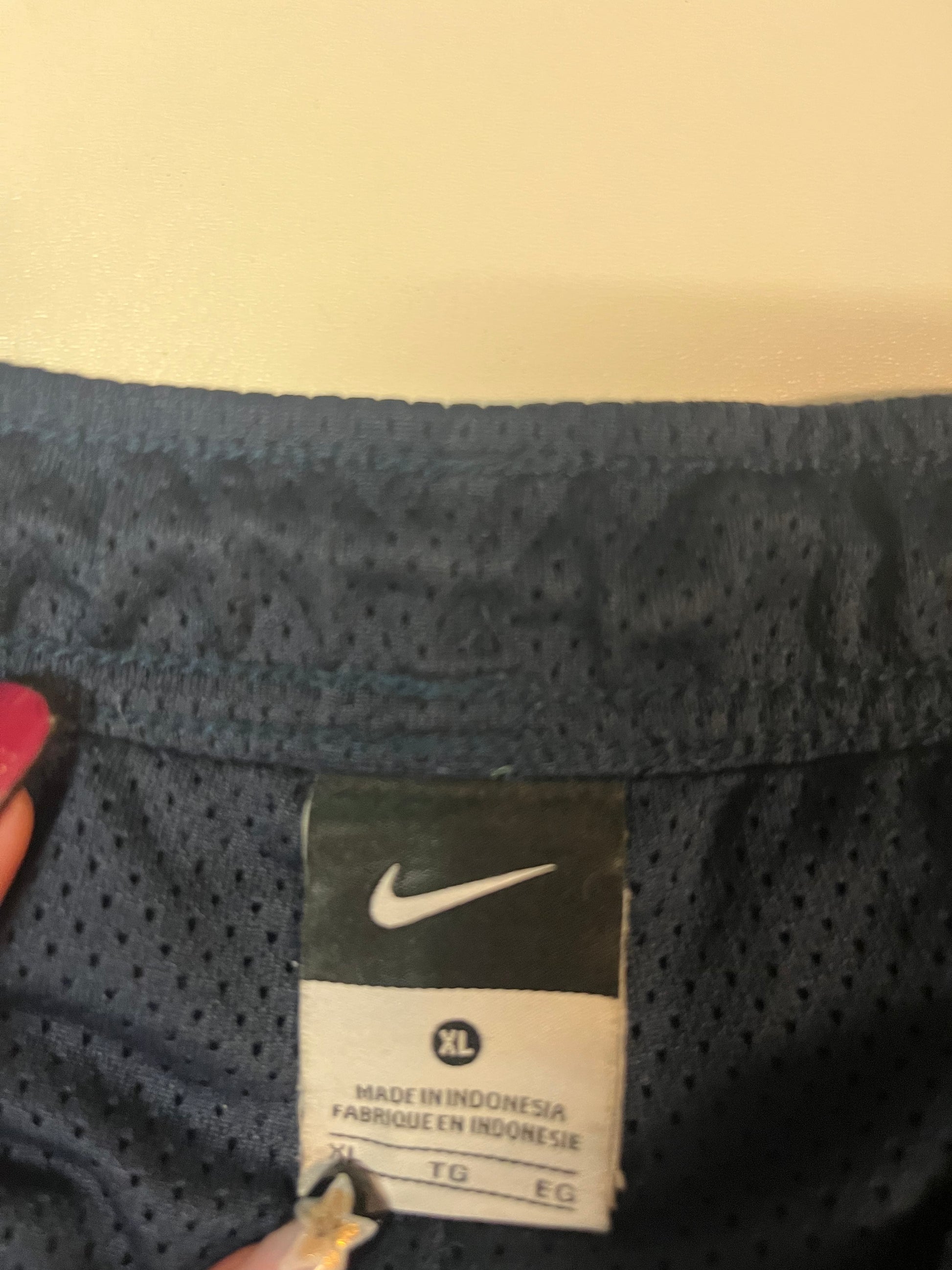 Entdecke unsere Vintage Track Pants von Nike und anderen Marken, erhältlich bei Valuxery.de - Dein Shop für trendige Vintage - Kleidung. Unsere Track Pants sind aus hochwertigen Materialien und