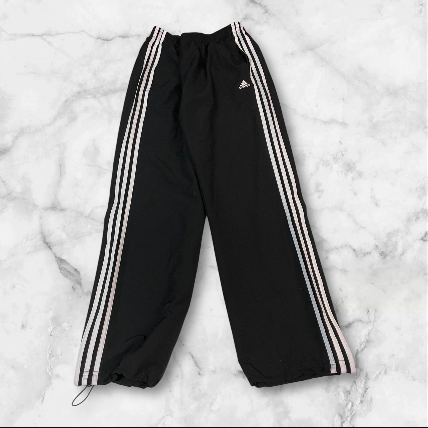 Entdecke unsere Vintage Track Pants von Nike und anderen Marken, erhältlich bei Valuxery.de - Dein Shop für trendige Vintage - Kleidung. Unsere Track Pants sind aus hochwertigen Materialien und