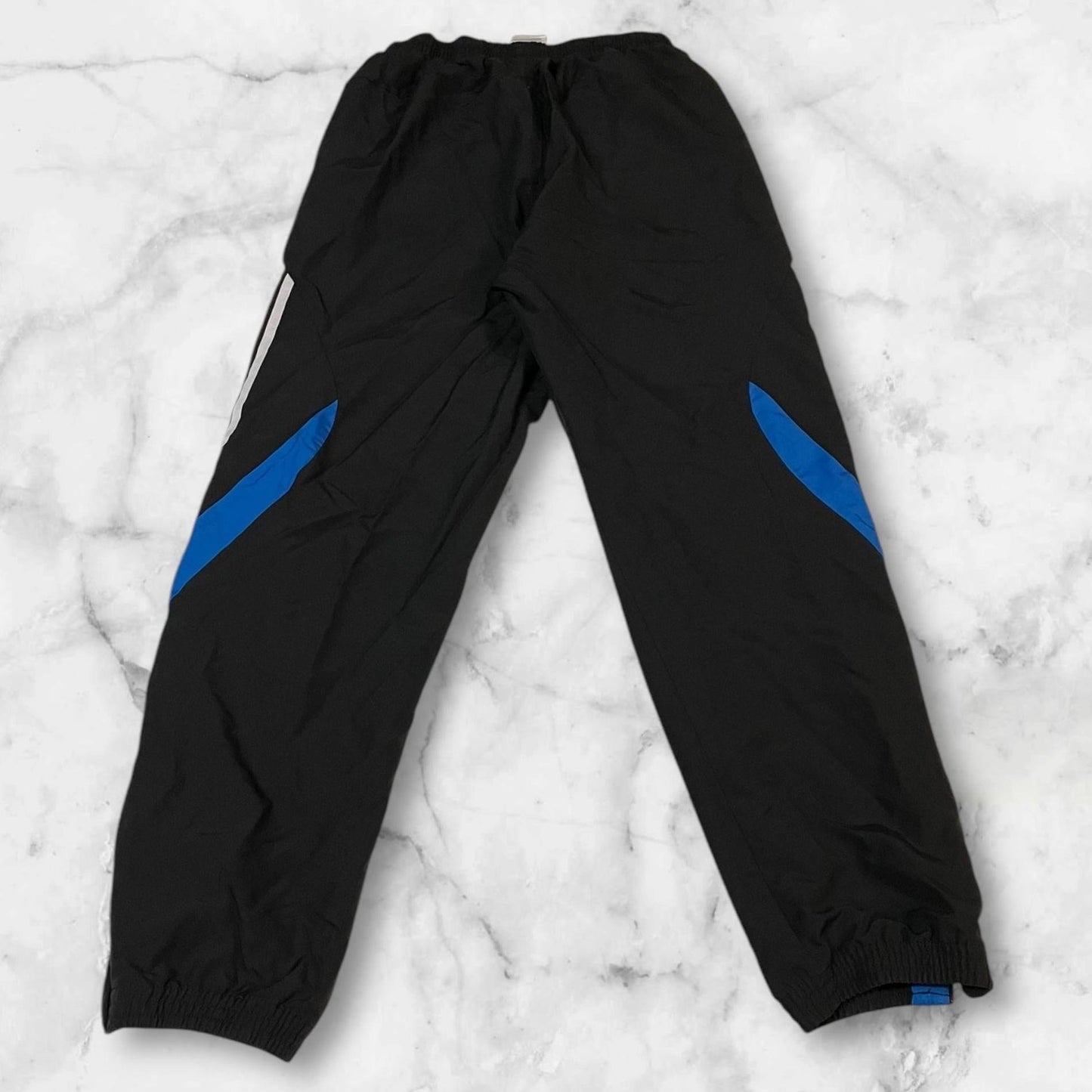 Entdecke unsere Vintage Track Pants von Nike und anderen Marken, erhältlich bei Valuxery.de - Dein Shop für trendige Vintage - Kleidung. Unsere Track Pants sind aus hochwertigen Materialien und