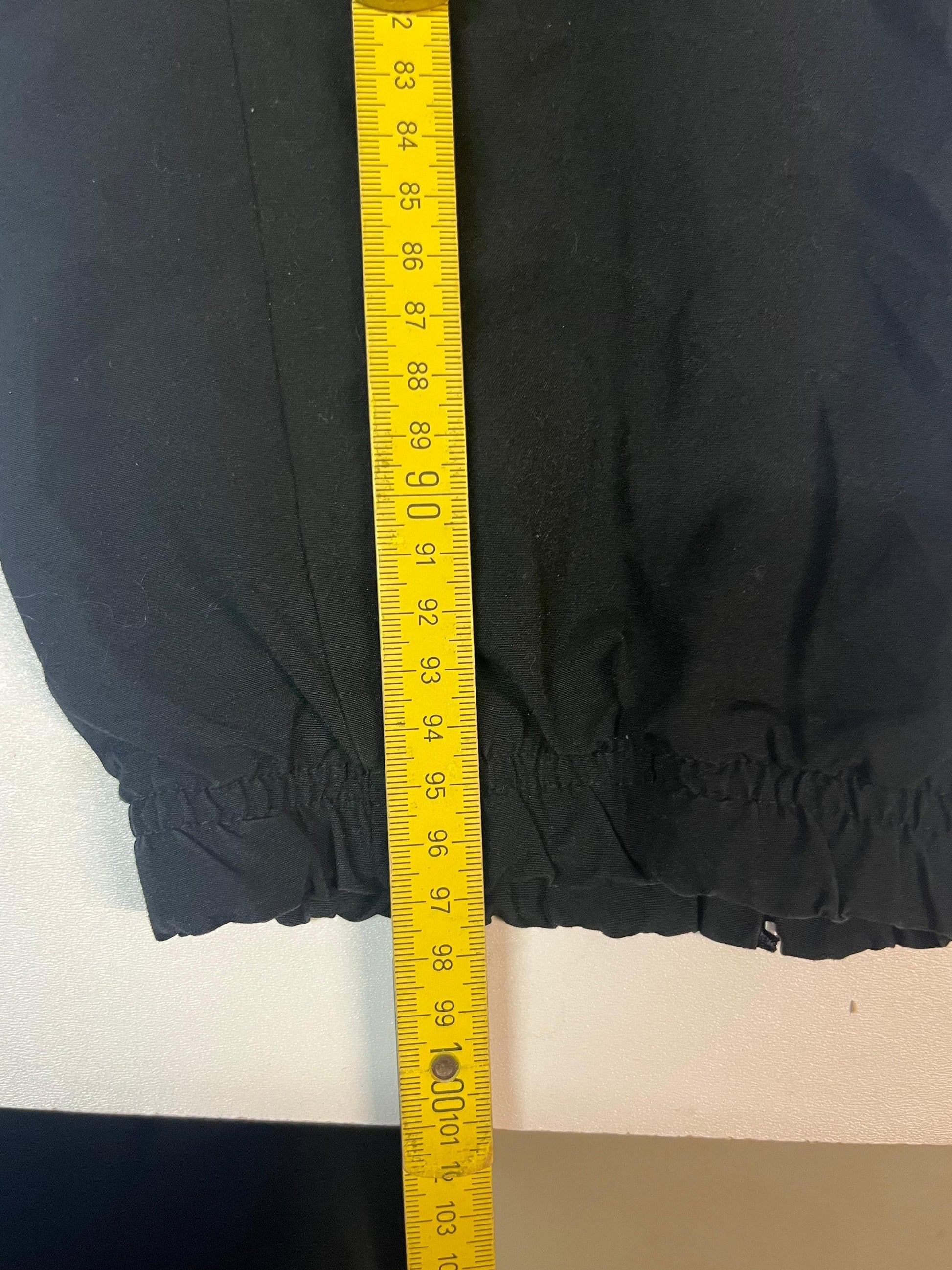 Entdecke unsere Vintage Track Pants von Nike und anderen Marken, erhältlich bei Valuxery.de - Dein Shop für trendige Vintage - Kleidung. Unsere Track Pants sind aus hochwertigen Materialien und