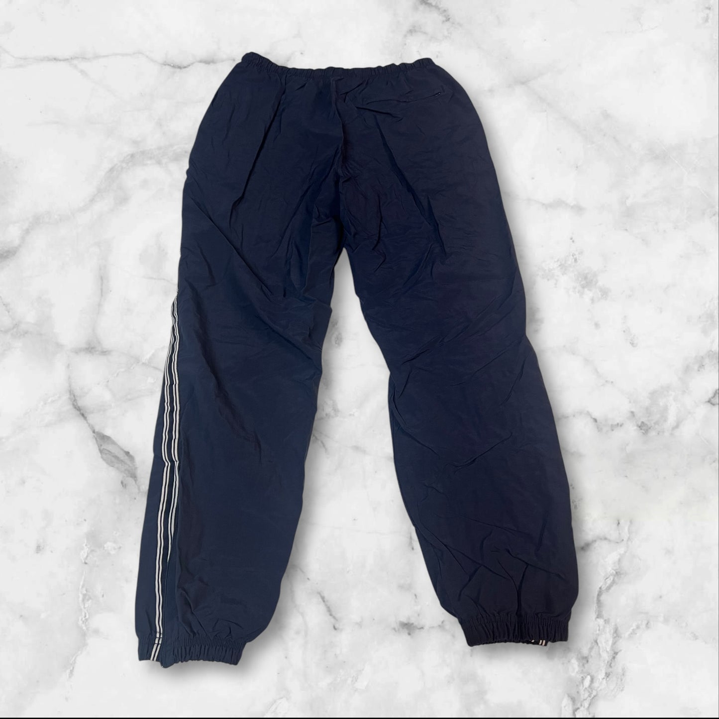 Entdecke unsere Vintage Track Pants von Nike und anderen Marken, erhältlich bei Valuxery.de - Dein Shop für trendige Vintage - Kleidung. Unsere Track Pants sind aus hochwertigen Materialien und
