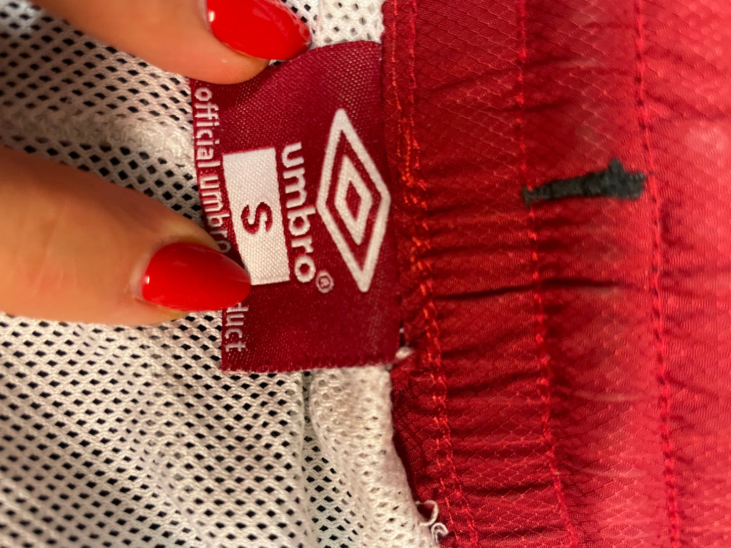 Entdecke unsere Vintage Track Pants von Nike und anderen Marken, erhältlich bei Valuxery.de - Dein Shop für trendige Vintage - Kleidung. Unsere Track Pants sind aus hochwertigen Materialien und