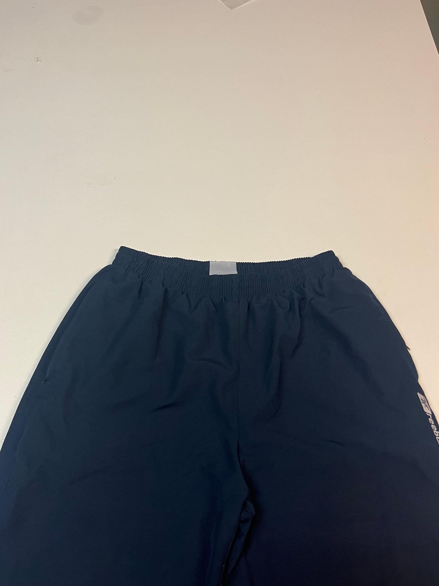 Entdecke unsere Vintage Track Pants von Nike und anderen Marken, erhältlich bei Valuxery.de - Dein Shop für trendige Vintage - Kleidung. Unsere Track Pants sind aus hochwertigen Materialien und