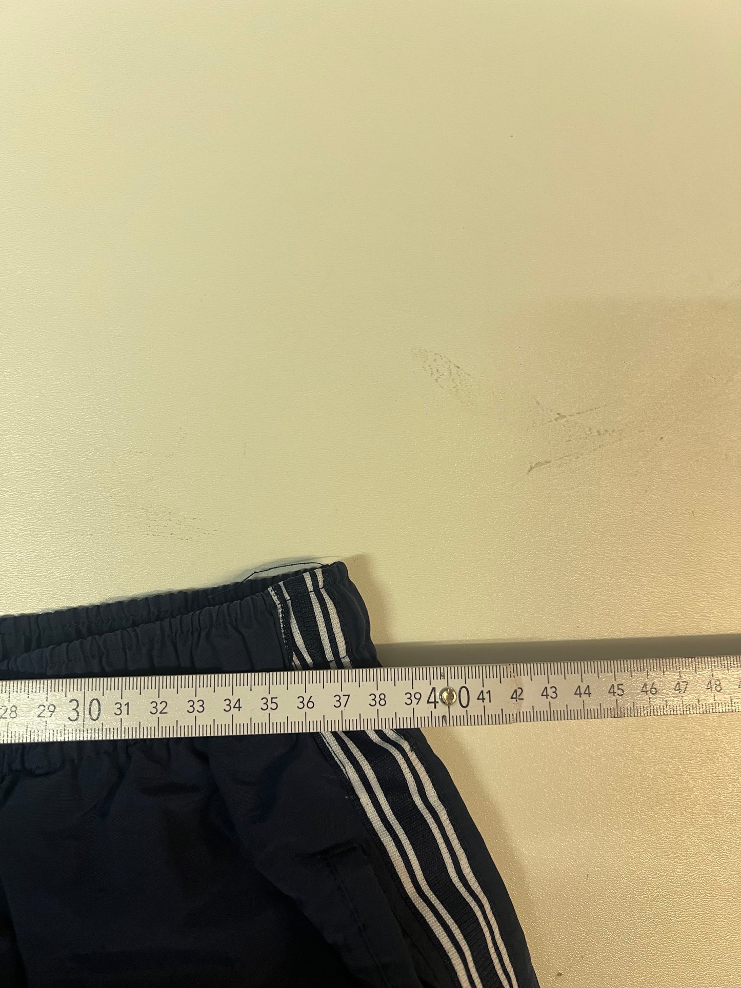 Entdecke unsere Vintage Track Pants von Nike und anderen Marken, erhältlich bei Valuxery.de - Dein Shop für trendige Vintage - Kleidung. Unsere Track Pants sind aus hochwertigen Materialien und