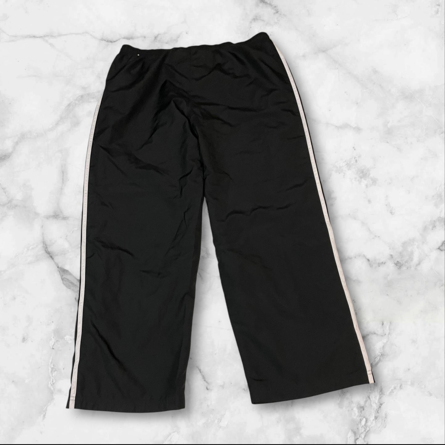 Entdecke unsere Vintage Track Pants von Nike und anderen Marken, erhältlich bei Valuxery.de - Dein Shop für trendige Vintage - Kleidung. Unsere Track Pants sind aus hochwertigen Materialien und