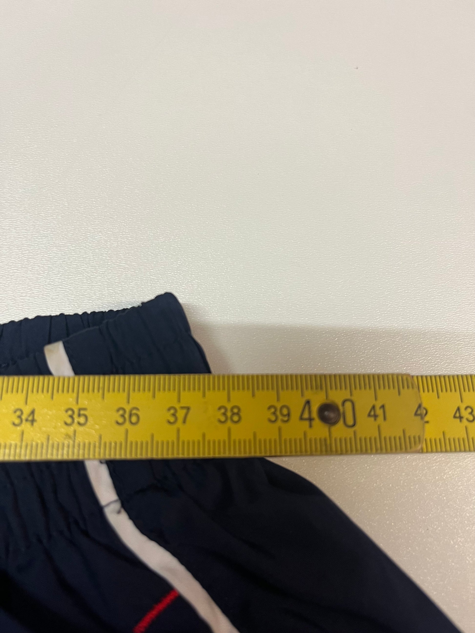 Entdecke unsere Vintage Track Pants von Nike und anderen Marken, erhältlich bei Valuxery.de - Dein Shop für trendige Vintage - Kleidung. Unsere Track Pants sind aus hochwertigen Materialien und