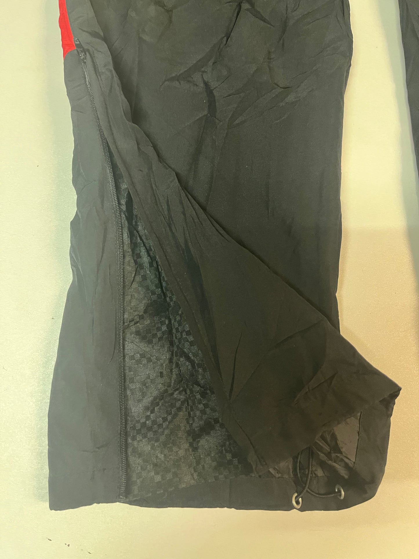 Entdecke unsere Vintage Track Pants von Nike und anderen Marken, erhältlich bei Valuxery.de - Dein Shop für trendige Vintage - Kleidung. Unsere Track Pants sind aus hochwertigen Materialien und