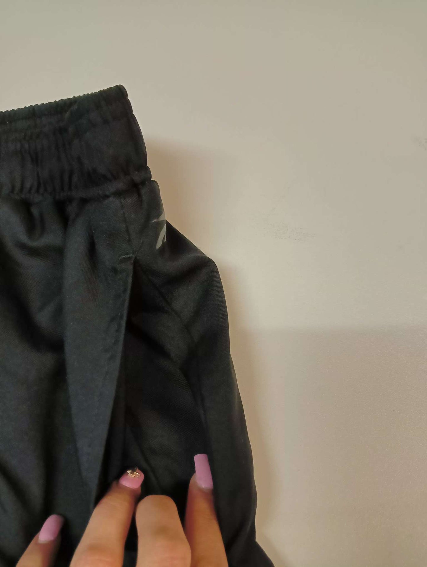 Entdecke unsere Vintage Track Pants von Nike und anderen Marken, erhältlich bei Valuxery.de - Dein Shop für trendige Vintage - Kleidung. Unsere Track Pants sind aus hochwertigen Materialien und