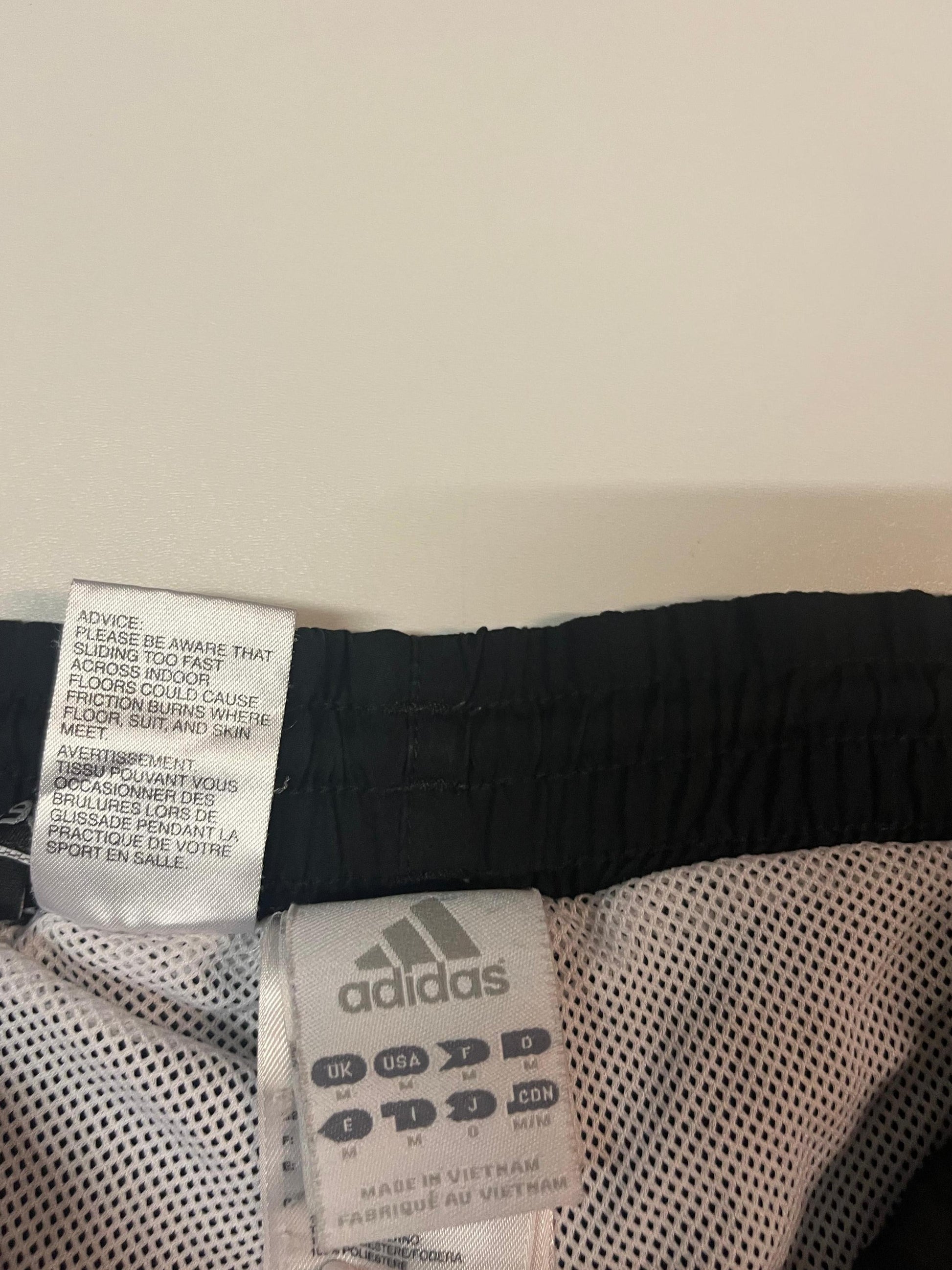 Entdecke unsere Vintage Track Pants von Nike und anderen Marken, erhältlich bei Valuxery.de - Dein Shop für trendige Vintage - Kleidung. Unsere Track Pants sind aus hochwertigen Materialien und