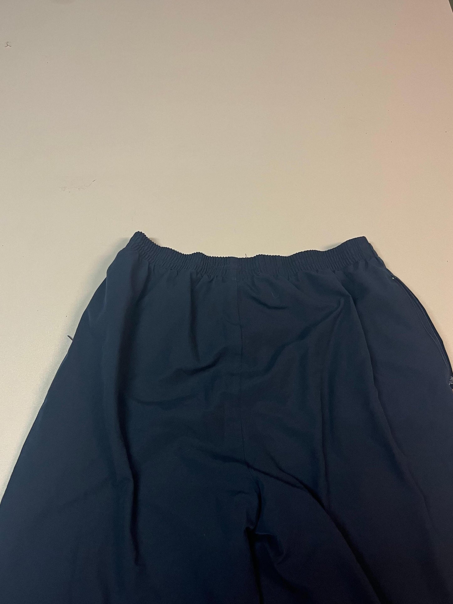 Entdecke unsere Vintage Track Pants von Nike und anderen Marken, erhältlich bei Valuxery.de - Dein Shop für trendige Vintage - Kleidung. Unsere Track Pants sind aus hochwertigen Materialien und