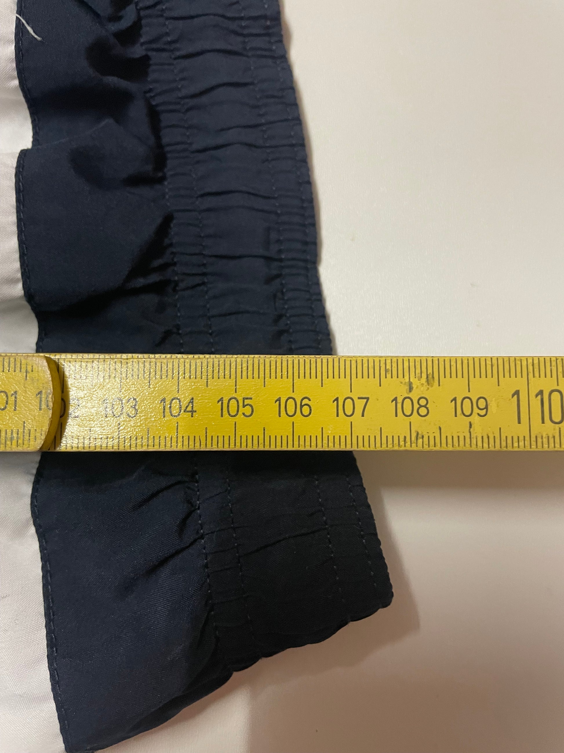 Entdecke unsere Vintage Track Pants von Nike und anderen Marken, erhältlich bei Valuxery.de - Dein Shop für trendige Vintage - Kleidung. Unsere Track Pants sind aus hochwertigen Materialien und