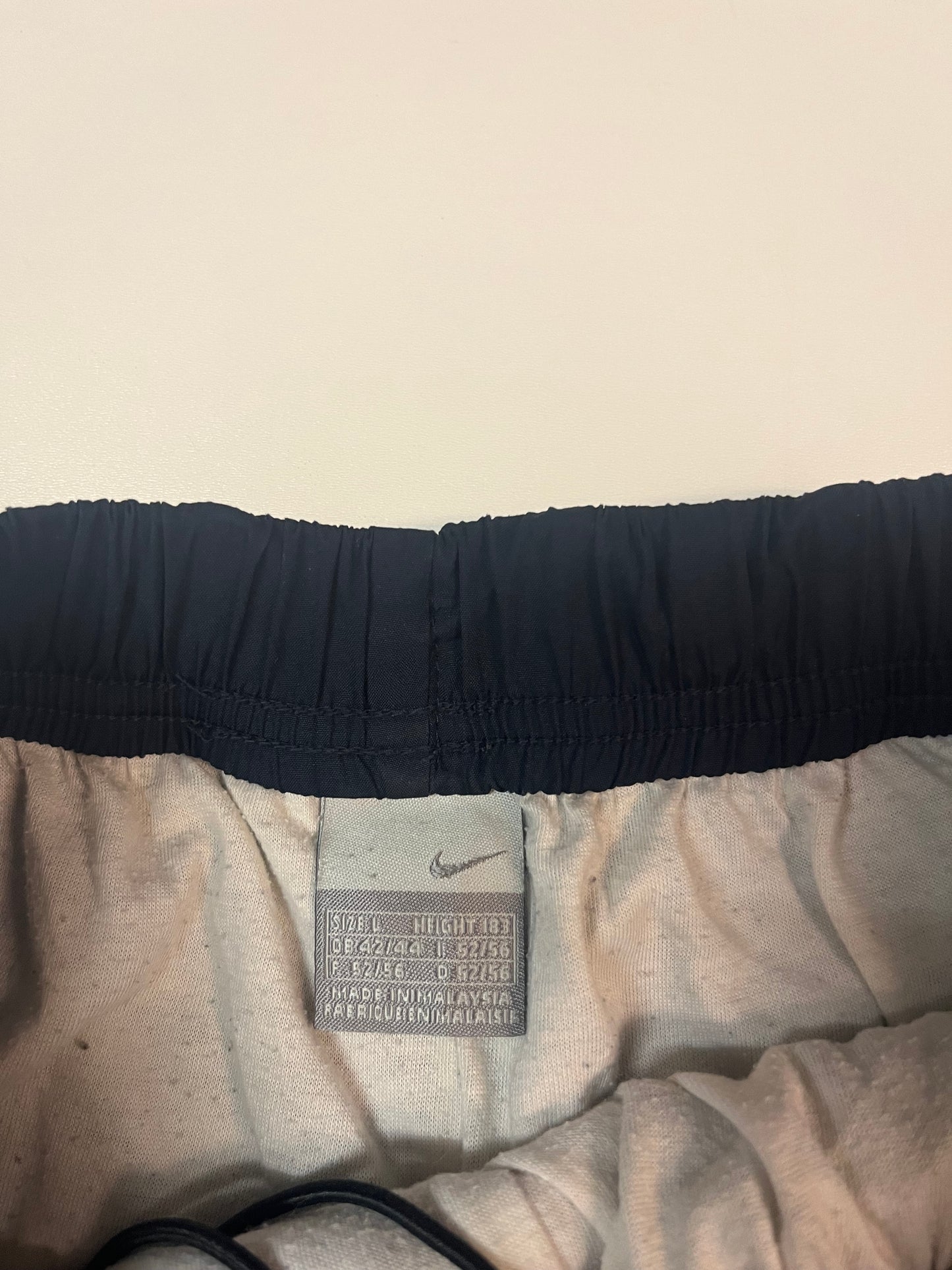 Entdecke unsere Vintage Track Pants von Nike und anderen Marken, erhältlich bei Valuxery.de - Dein Shop für trendige Vintage - Kleidung. Unsere Track Pants sind aus hochwertigen Materialien und