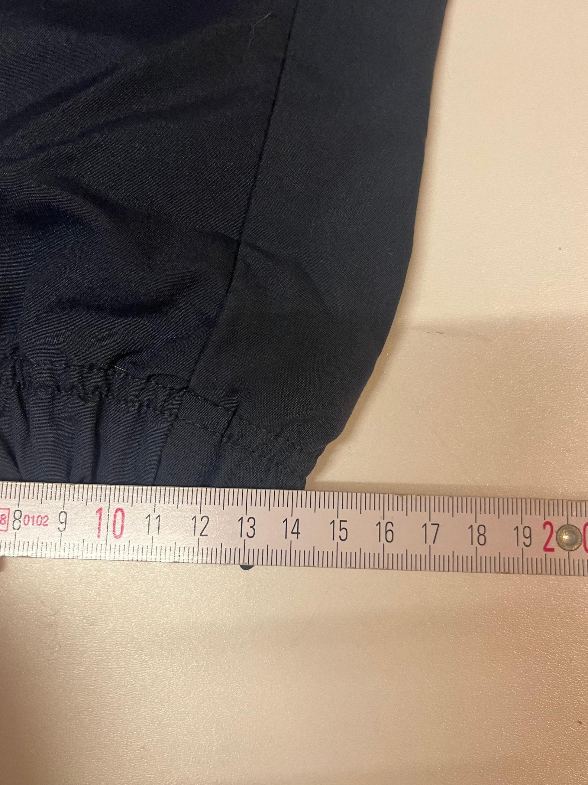 Entdecke unsere Vintage Track Pants von Nike und anderen Marken, erhältlich bei Valuxery.de - Dein Shop für trendige Vintage - Kleidung. Unsere Track Pants sind aus hochwertigen Materialien und