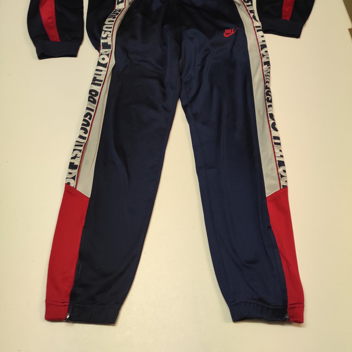 Entdecke unsere Vintage Track Pants von Nike und anderen Marken, erhältlich bei Valuxery.de - Dein Shop für trendige Vintage - Kleidung. Unsere Track Pants sind aus hochwertigen Materialien und