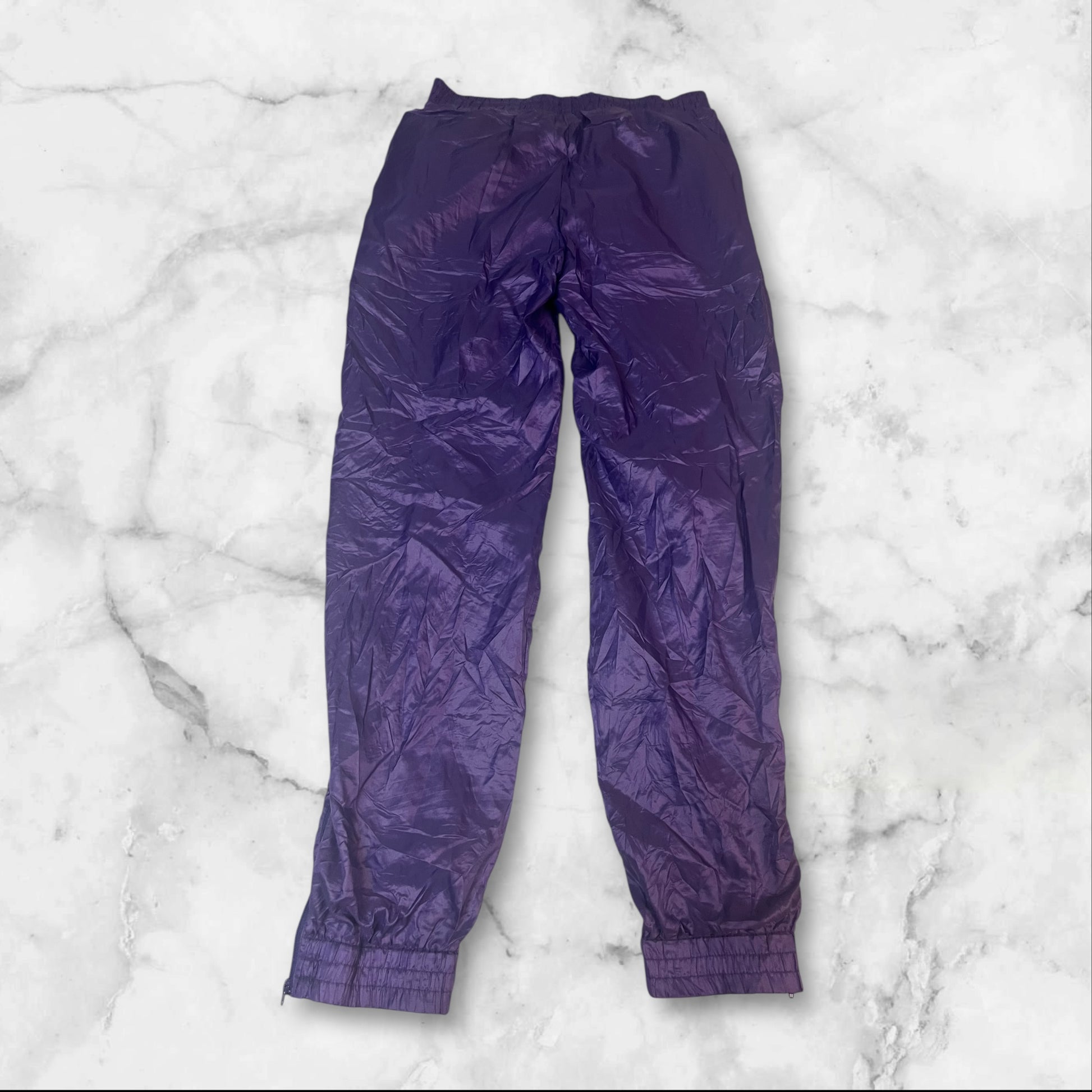 Entdecke unsere Vintage Track Pants von Nike und anderen Marken, erhältlich bei Valuxery.de - Dein Shop für trendige Vintage - Kleidung. Unsere Track Pants sind aus hochwertigen Materialien und