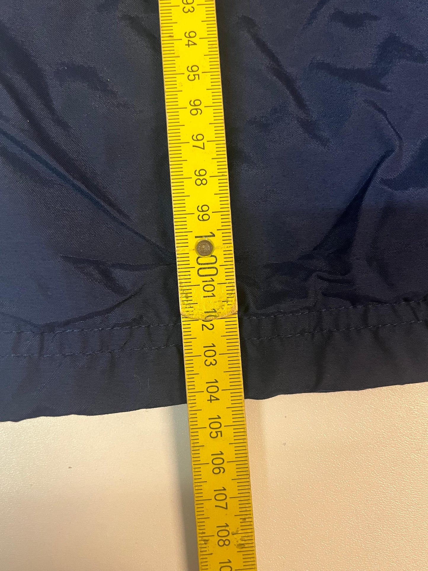 Entdecke unsere Vintage Track Pants von Nike und anderen Marken, erhältlich bei Valuxery.de - Dein Shop für trendige Vintage - Kleidung. Unsere Track Pants sind aus hochwertigen Materialien und