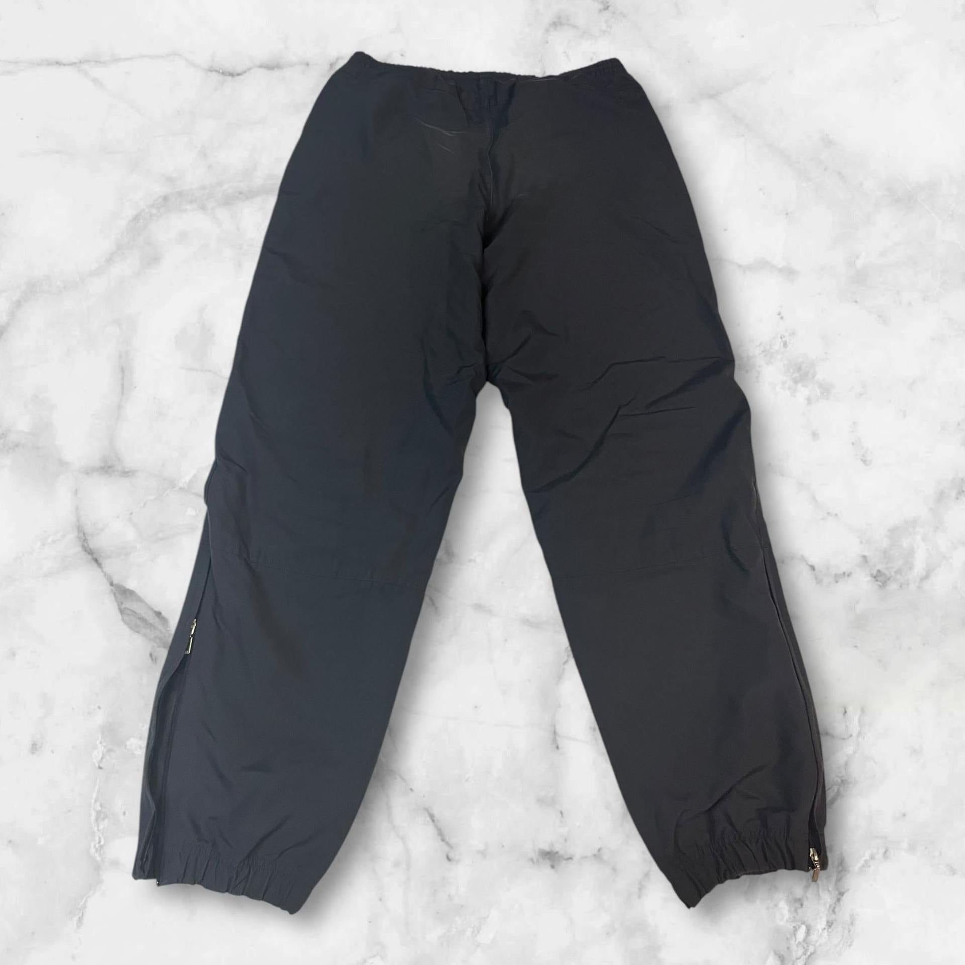 Entdecke unsere Vintage Track Pants von Nike und anderen Marken, erhältlich bei Valuxery.de - Dein Shop für trendige Vintage - Kleidung. Unsere Track Pants sind aus hochwertigen Materialien und