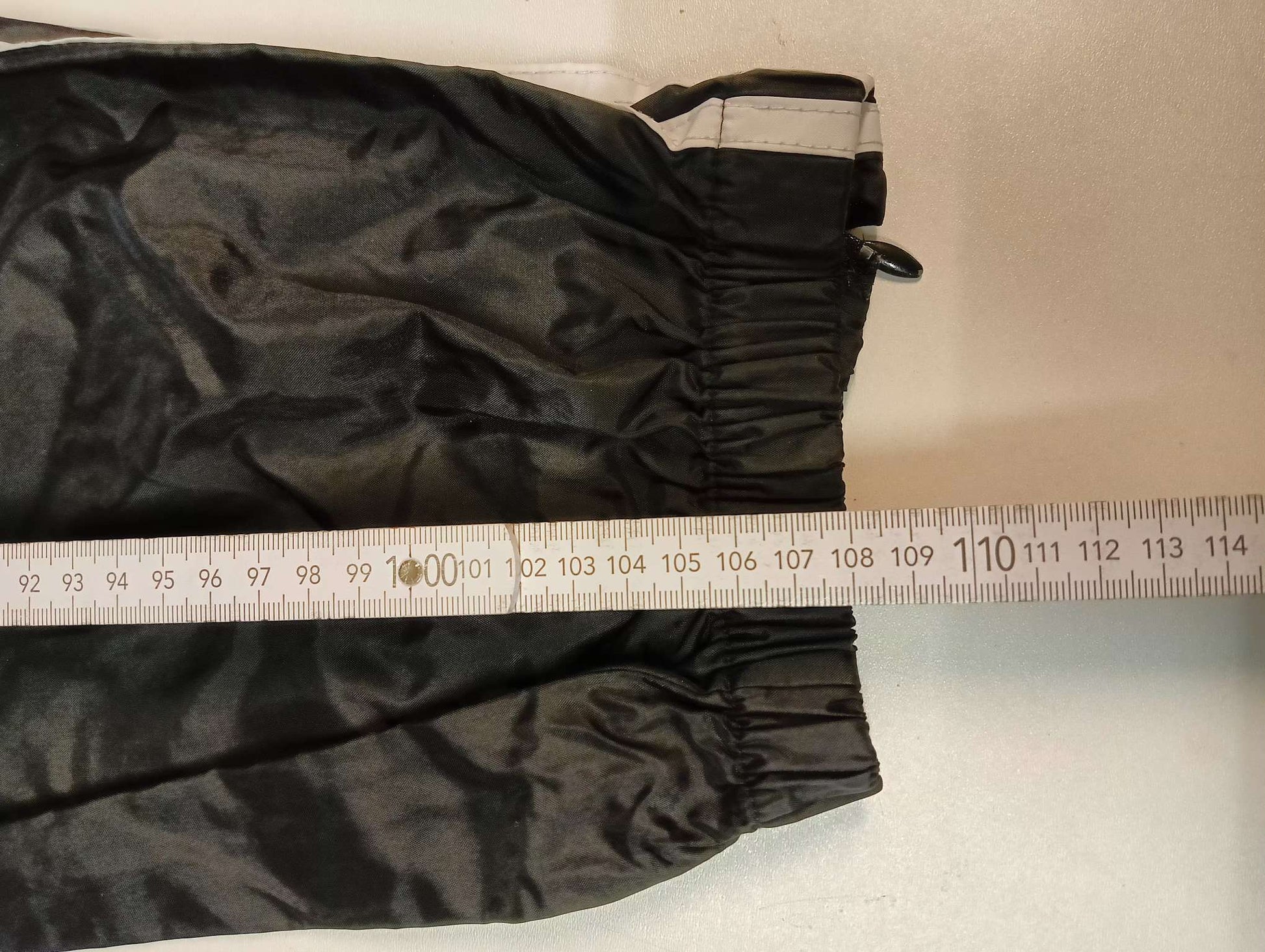 Entdecke unsere Vintage Track Pants von Nike und anderen Marken, erhältlich bei Valuxery.de - Dein Shop für trendige Vintage - Kleidung. Unsere Track Pants sind aus hochwertigen Materialien und