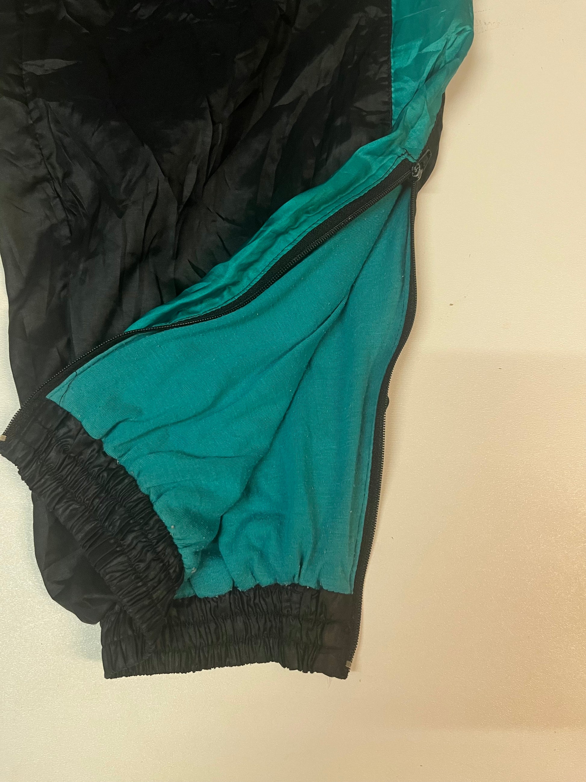 Entdecke unsere Vintage Track Pants von Nike und anderen Marken, erhältlich bei Valuxery.de - Dein Shop für trendige Vintage - Kleidung. Unsere Track Pants sind aus hochwertigen Materialien und