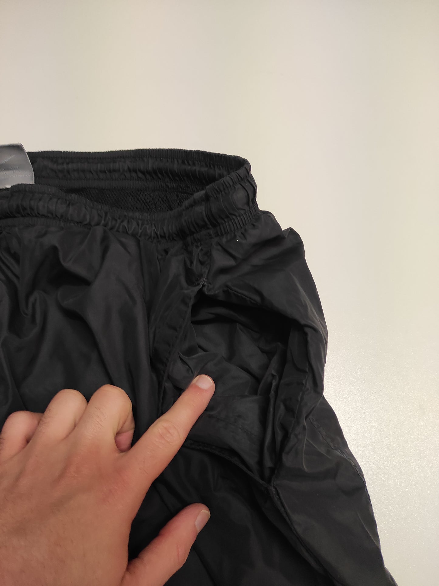 Entdecke unsere Vintage Track Pants von Nike und anderen Marken, erhältlich bei Valuxery.de - Dein Shop für trendige Vintage - Kleidung. Unsere Track Pants sind aus hochwertigen Materialien und