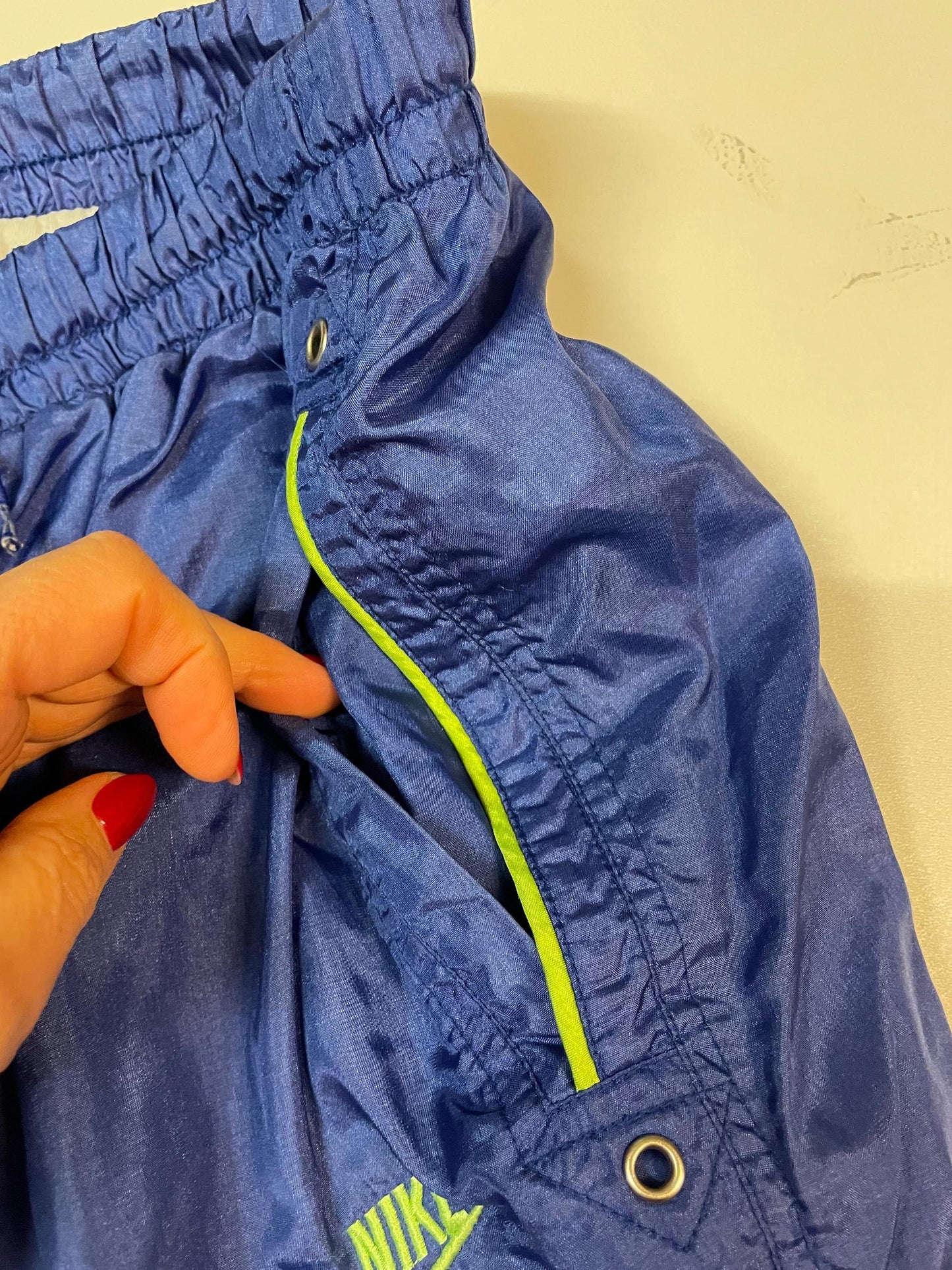 Entdecke unsere Vintage Track Pants von Nike und anderen Marken, erhältlich bei Valuxery.de - Dein Shop für trendige Vintage - Kleidung. Unsere Track Pants sind aus hochwertigen Materialien und