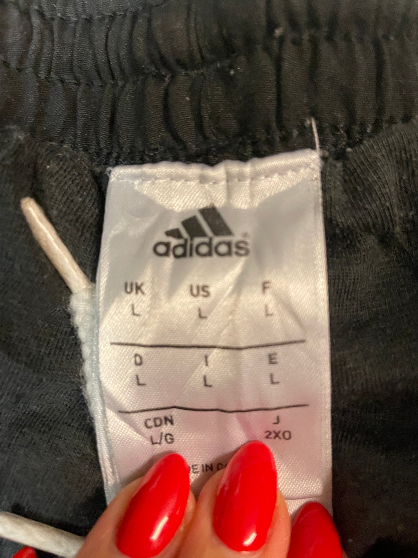 Entdecke unsere Vintage Track Pants von Nike und anderen Marken, erhältlich bei Valuxery.de - Dein Shop für trendige Vintage - Kleidung. Unsere Track Pants sind aus hochwertigen Materialien und