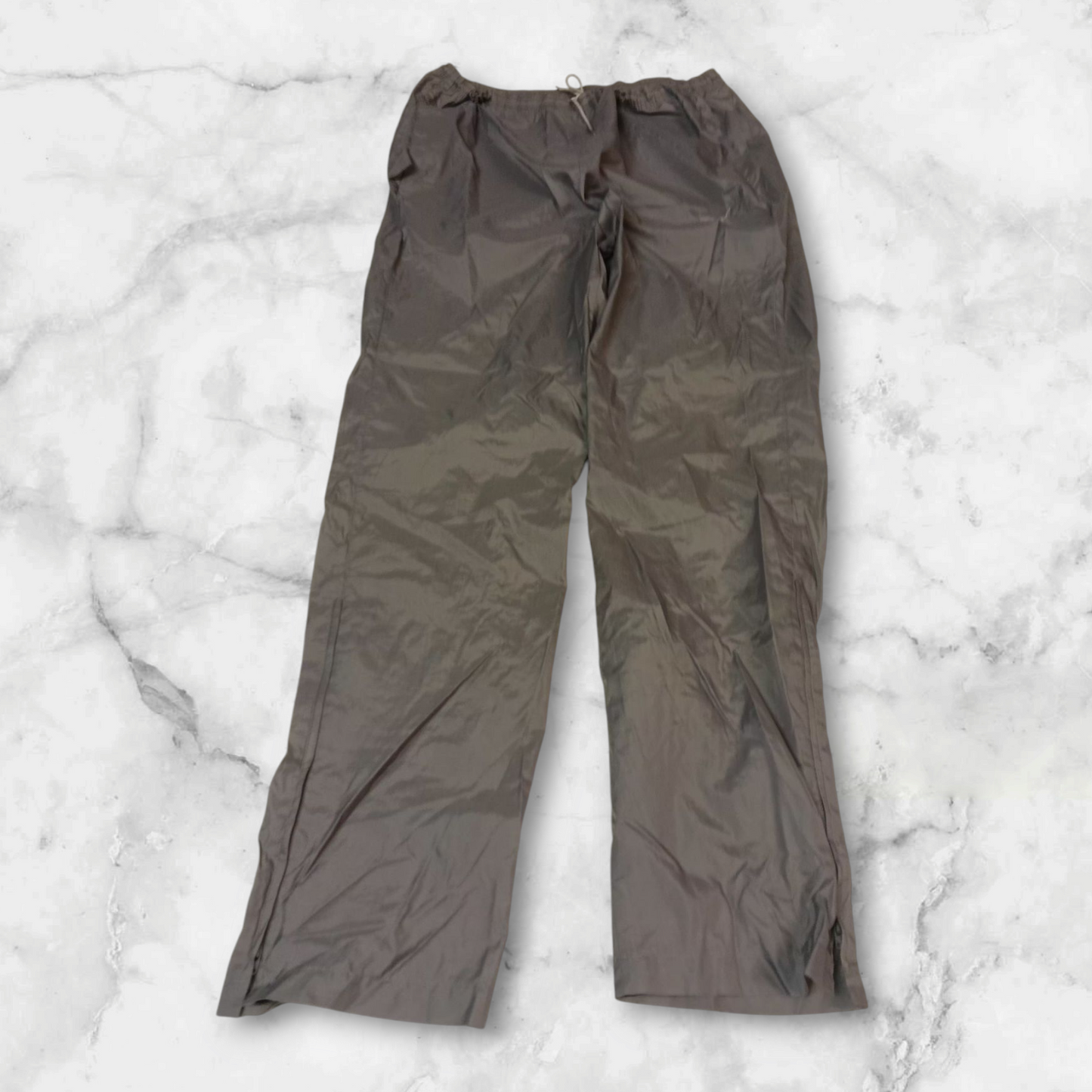 Entdecke unsere Vintage Track Pants von Nike und anderen Marken, erhältlich bei Valuxery.de - Dein Shop für trendige Vintage - Kleidung. Unsere Track Pants sind aus hochwertigen Materialien und