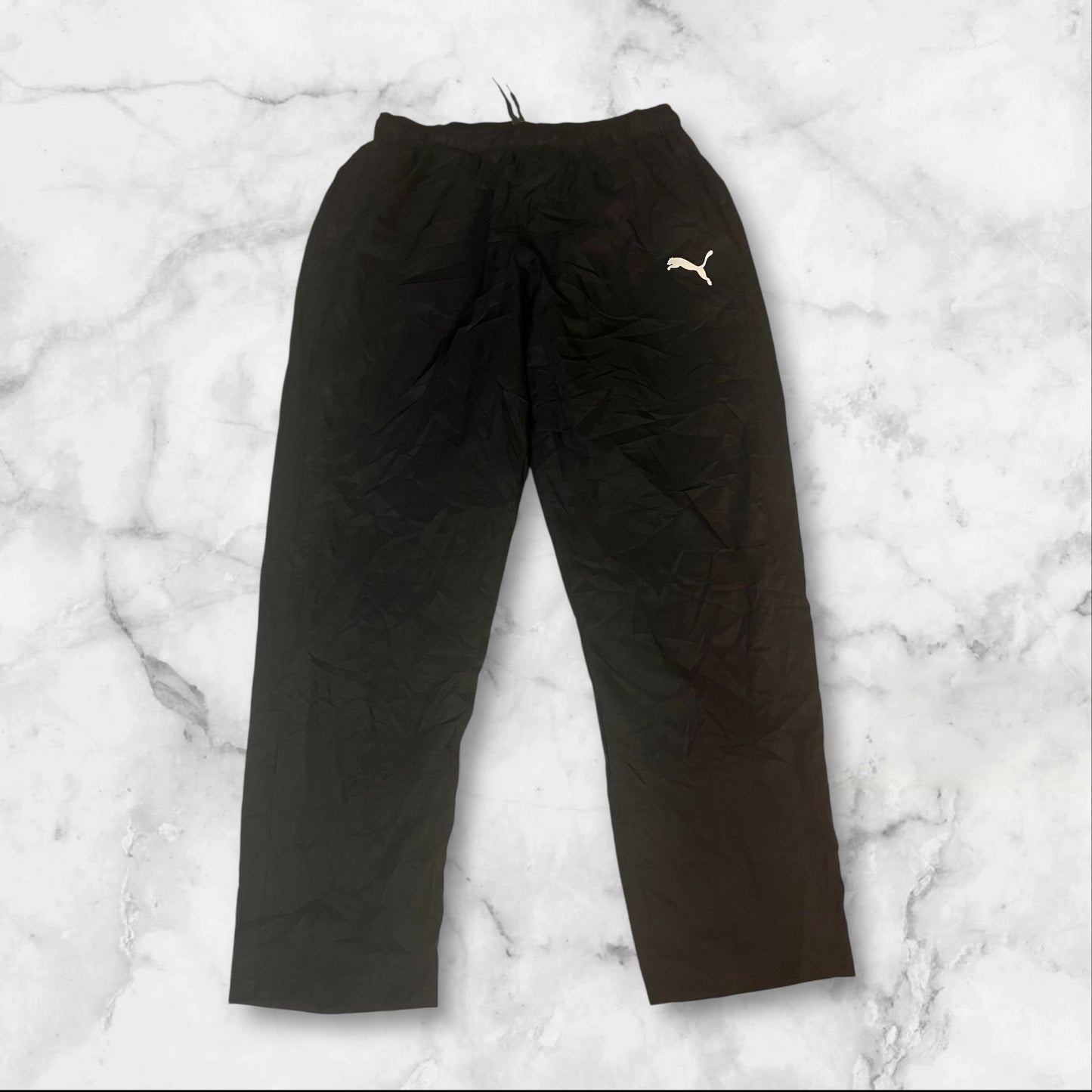 Entdecke unsere Vintage Track Pants von Nike und anderen Marken, erhältlich bei Valuxery.de - Dein Shop für trendige Vintage - Kleidung. Unsere Track Pants sind aus hochwertigen Materialien und