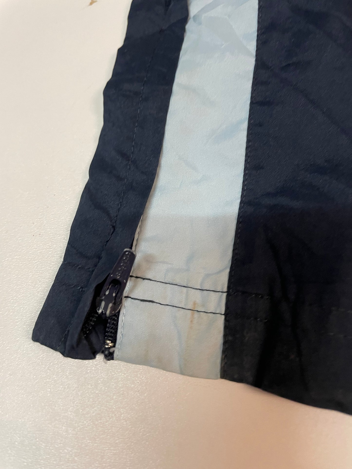 Entdecke unsere Vintage Track Pants von Nike und anderen Marken, erhältlich bei Valuxery.de - Dein Shop für trendige Vintage - Kleidung. Unsere Track Pants sind aus hochwertigen Materialien und