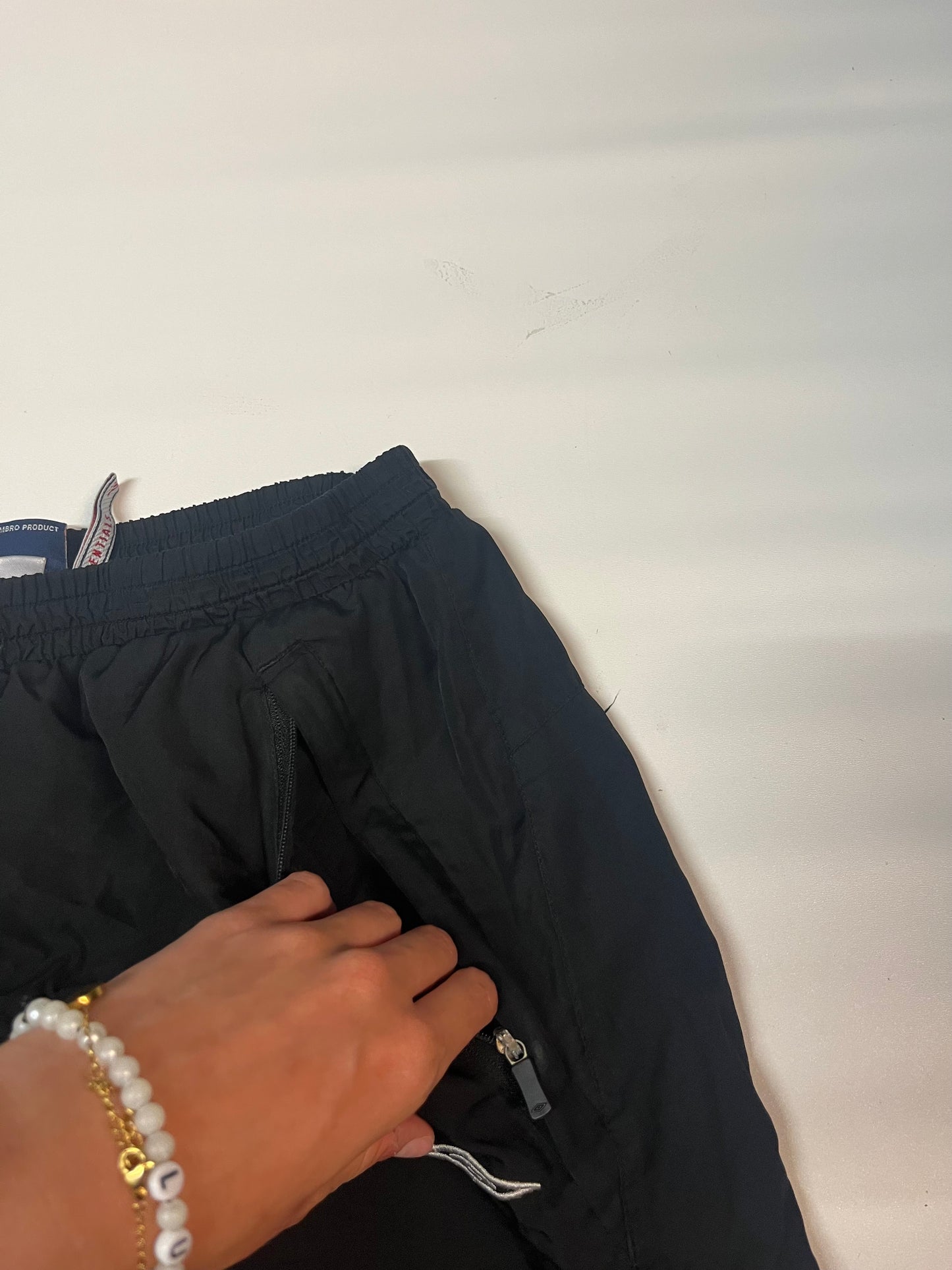 Entdecke unsere Vintage Track Pants von Nike und anderen Marken, erhältlich bei Valuxery.de - Dein Shop für trendige Vintage - Kleidung. Unsere Track Pants sind aus hochwertigen Materialien und