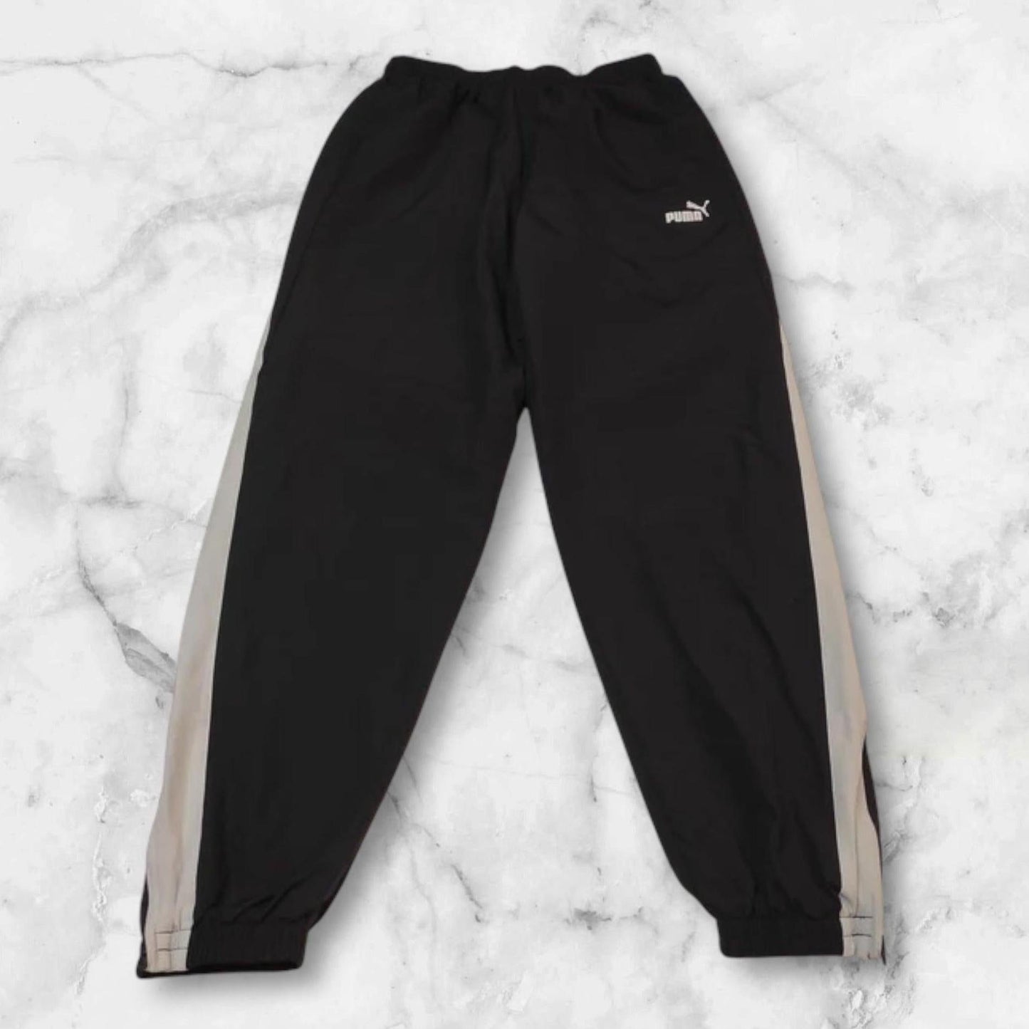 Entdecke unsere Vintage Track Pants von Nike und anderen Marken, erhältlich bei Valuxery.de - Dein Shop für trendige Vintage - Kleidung. Unsere Track Pants sind aus hochwertigen Materialien und