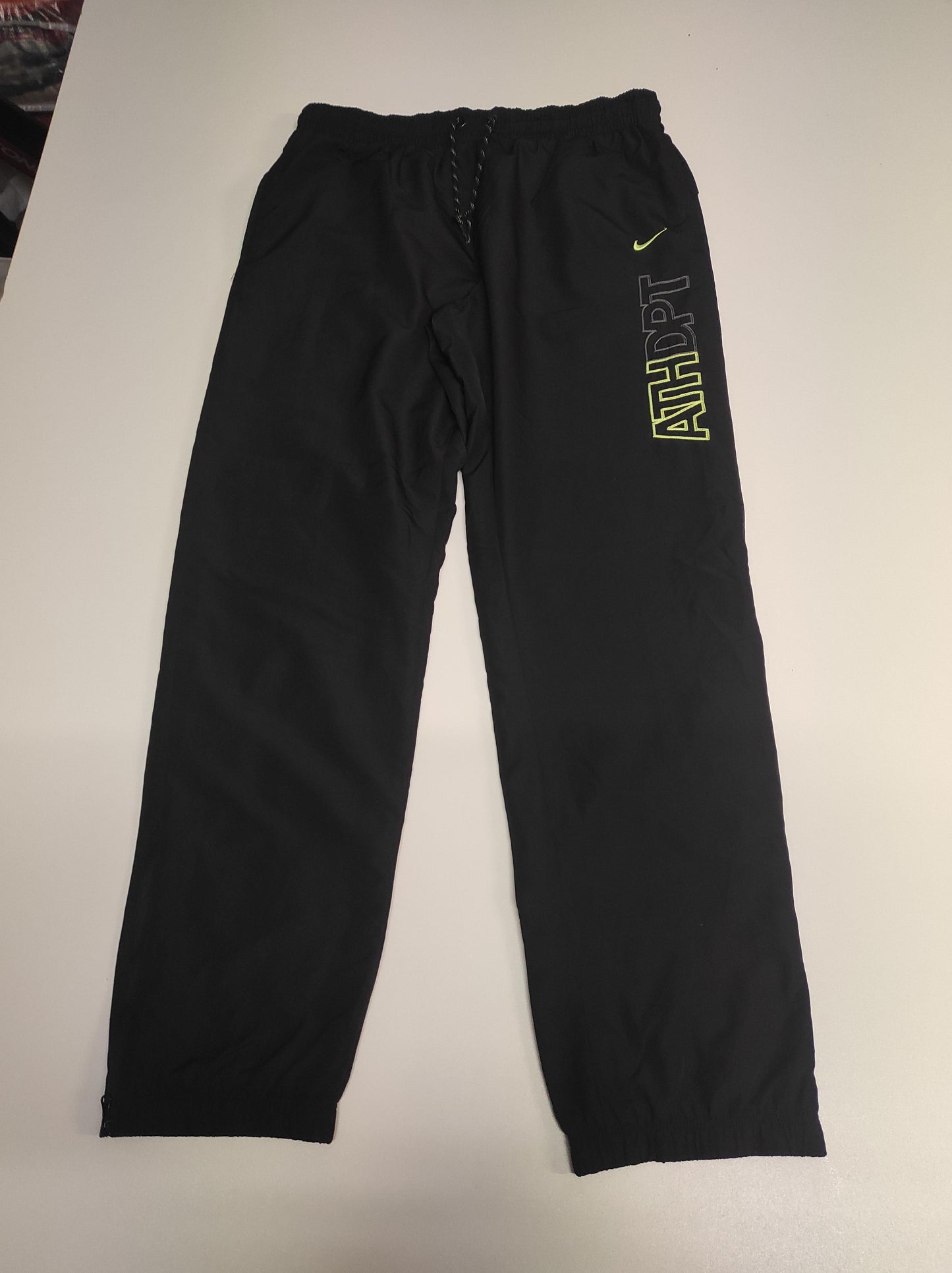 Entdecke unsere Vintage Track Pants von Nike und anderen Marken, erhältlich bei Valuxery.de - Dein Shop für trendige Vintage - Kleidung. Unsere Track Pants sind aus hochwertigen Materialien und