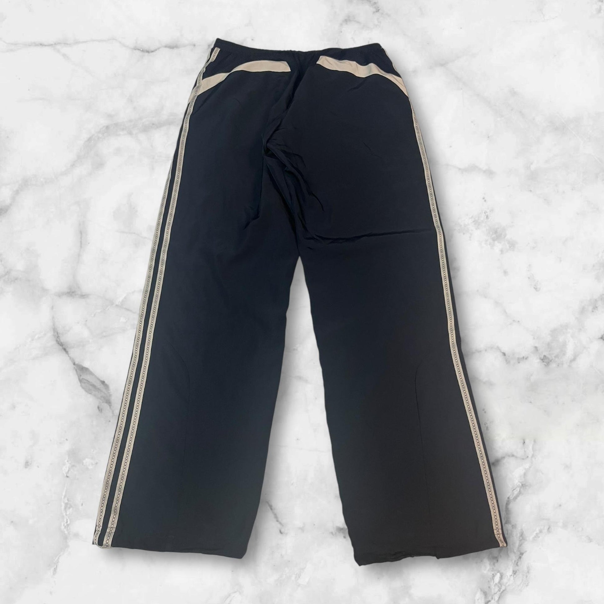 Entdecke unsere Vintage Track Pants von Nike und anderen Marken, erhältlich bei Valuxery.de - Dein Shop für trendige Vintage - Kleidung. Unsere Track Pants sind aus hochwertigen Materialien und