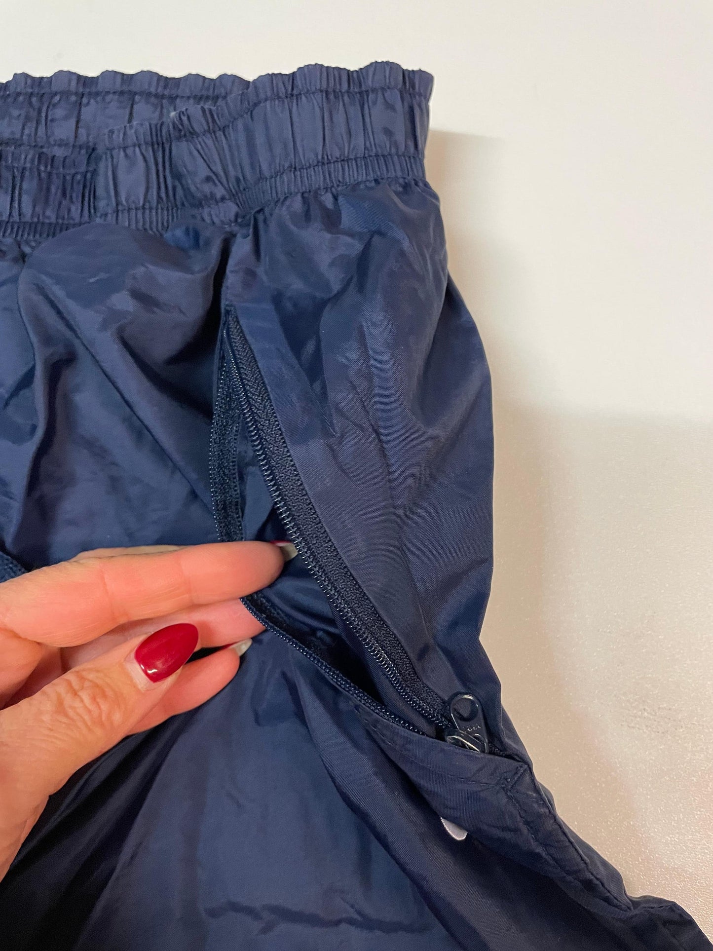Entdecke unsere Vintage Track Pants von Nike und anderen Marken, erhältlich bei Valuxery.de - Dein Shop für trendige Vintage - Kleidung. Unsere Track Pants sind aus hochwertigen Materialien und