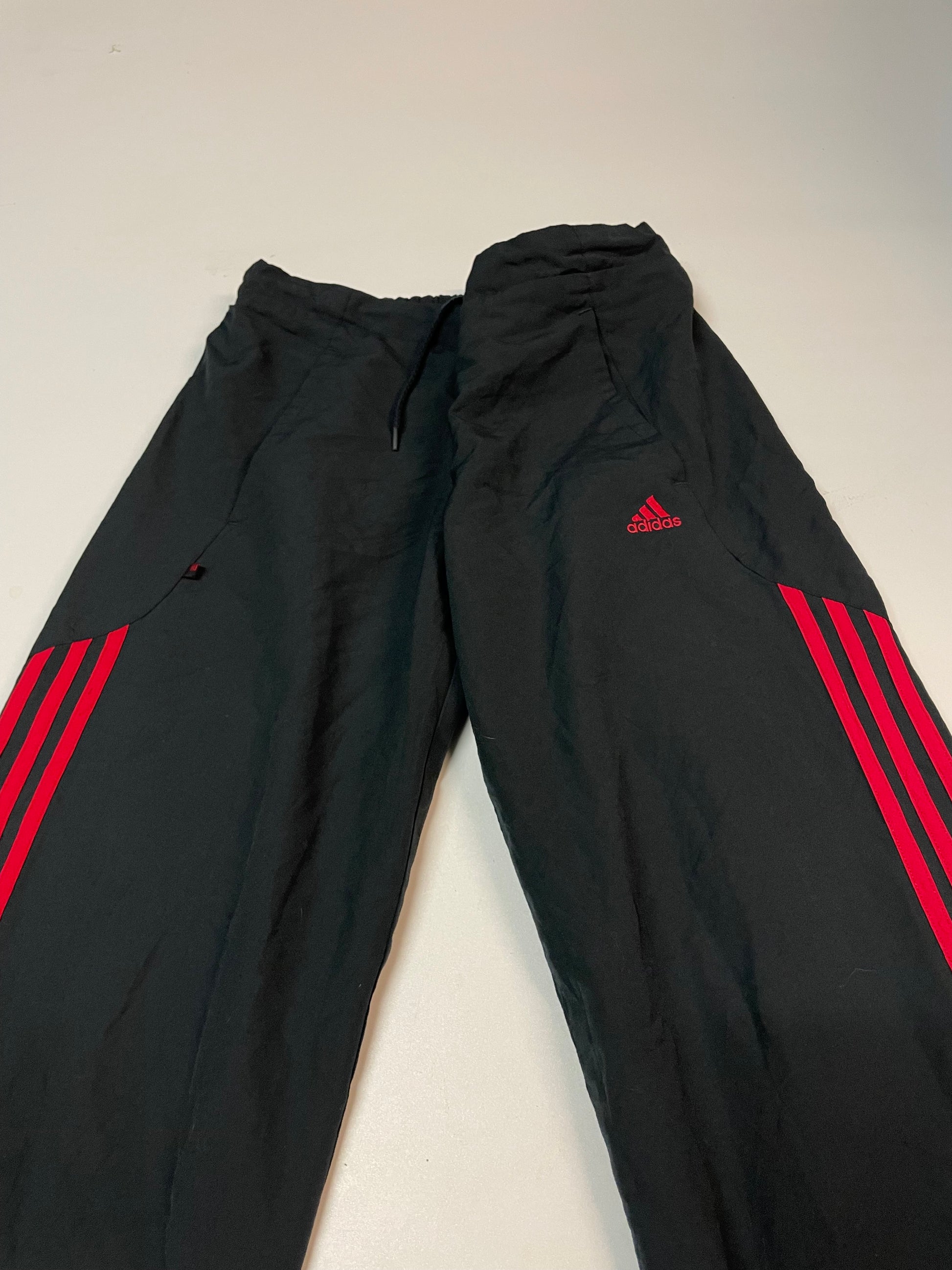 Entdecke unsere Vintage Track Pants von Nike und anderen Marken, erhältlich bei Valuxery.de - Dein Shop für trendige Vintage - Kleidung. Unsere Track Pants sind aus hochwertigen Materialien und