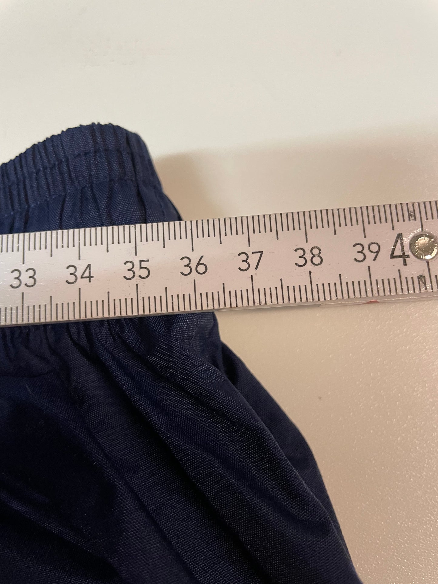 Entdecke unsere Vintage Track Pants von Nike und anderen Marken, erhältlich bei Valuxery.de - Dein Shop für trendige Vintage - Kleidung. Unsere Track Pants sind aus hochwertigen Materialien und