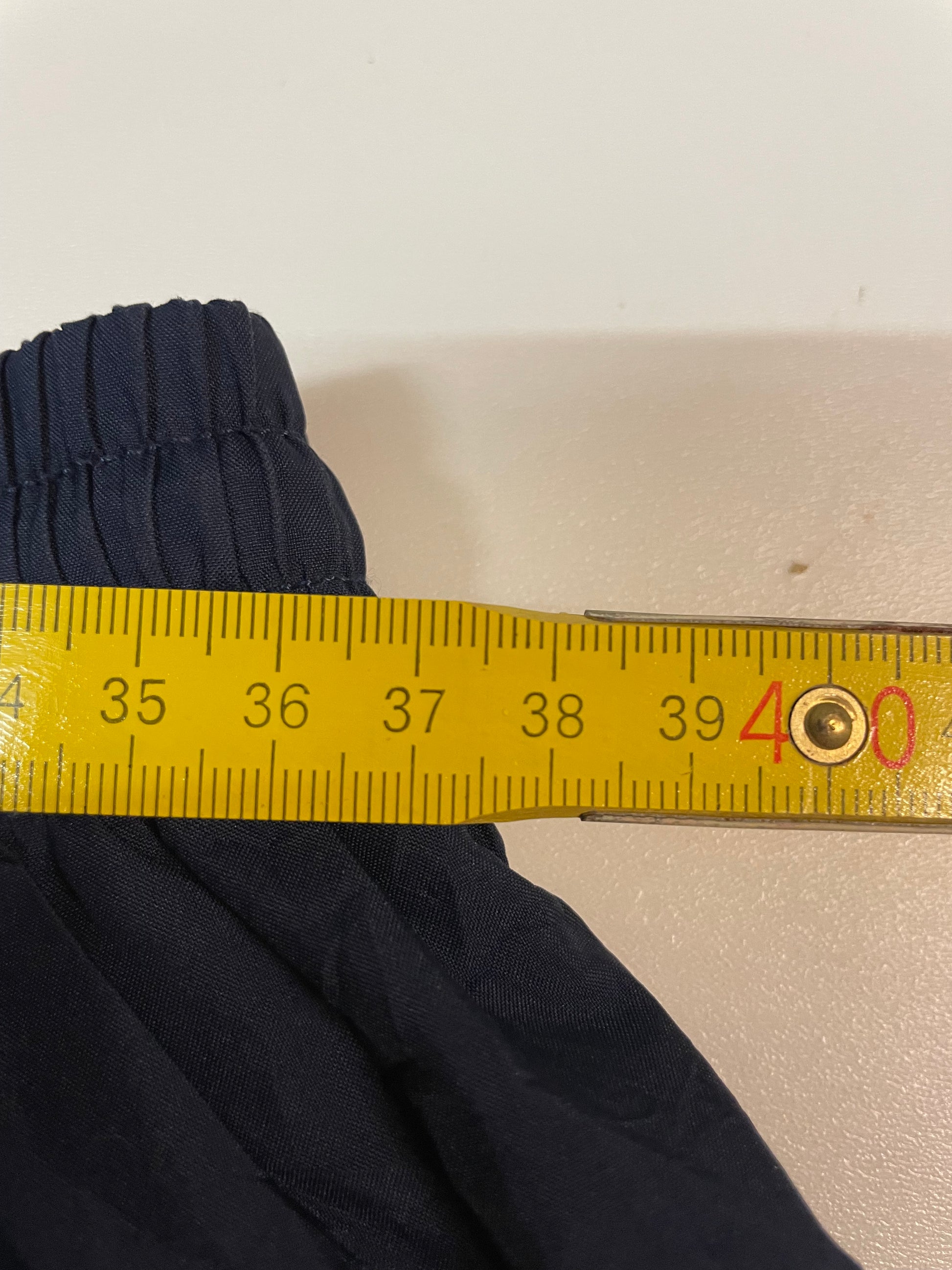 Entdecke unsere Vintage Track Pants von Nike und anderen Marken, erhältlich bei Valuxery.de - Dein Shop für trendige Vintage - Kleidung. Unsere Track Pants sind aus hochwertigen Materialien und