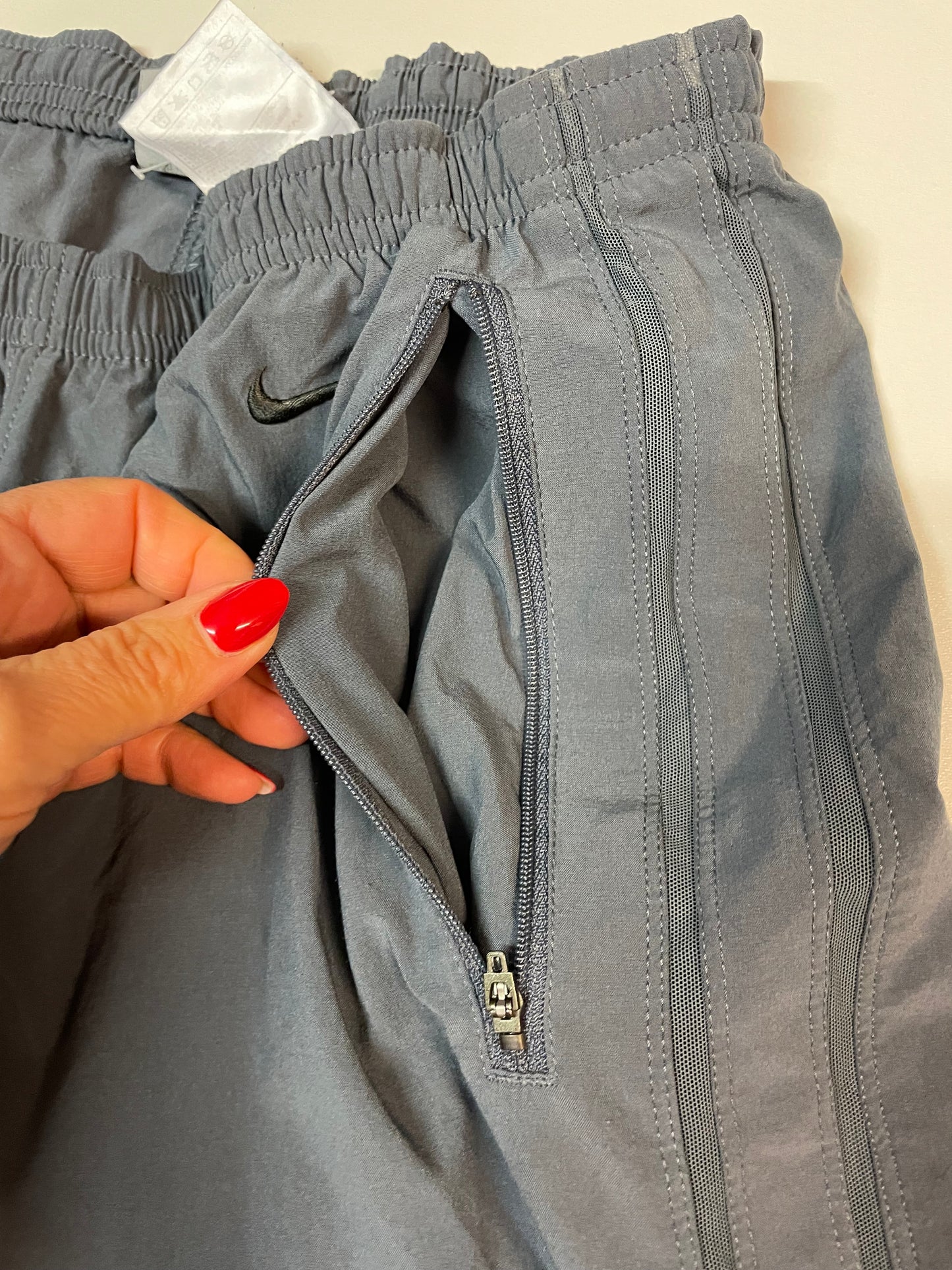 Entdecke unsere Vintage Track Pants von Nike und anderen Marken, erhältlich bei Valuxery.de - Dein Shop für trendige Vintage - Kleidung. Unsere Track Pants sind aus hochwertigen Materialien und
